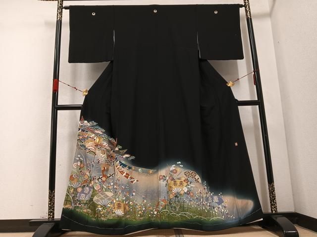 ■■■　サイズ　■■■ 身丈 158.5cm（肩から） 裄丈 62.5cm 袖丈 45.5cm　縫込み 5cm 袖幅 32cm 前幅 25cm 後幅 29.5cm 着物縫いこみ 内揚げ 4cm 裄 お袖側 約3cm　身頃側 約3cm ■■■　商品詳細　■■■ 【正絹・五つ紋・比翼仕立て】 状態は特に目立ったシミ汚れなどもなく大変良い状態です。 大変上質な逸品になります。 お安く出品致しますので、是非この機会にいかがでしょうか？ ■■■　注意事項　■■■ ■モニター発色の具合により色合いが異なる場合がございます。 ■寸法は多少の誤差が生じる場合がございますのでご了承ください。 ■縫込みの長さが左右非対称の場合は短い部分を記載しております。 左右非対称であってもご返品・お値引き等の保証は出来かねますので、ご了承の上ご購入をお願い致します。 ■シミ等のチェックには注意を払っておりますが、見落としがある場合もございますし、個人の見解も様々ですので神経質な方のご購入はお控えください。 ■箪笥に入っておりました着物や帯なので畳みシワや匂いがあるものもございます。 ■お休みは基本的に土日祝となりますが、その他臨時でお休みする場合がございますのでご了承ください。 ■商品の発送は平日のみの発送となります。 ■夜間と土曜、日曜日はお問い合わせの回答が遅れる場合がございます。 ■当店では、お直し、紋入れ、お手入れ等は承っておりません。 ■生地の状態（ヤケ、経年劣化等）によってはサイズ直しが出来ない場合がございます。 その点もどうかご了承のうえ、ご購入をお願いいたします。 ■弊社で取り扱う商品は一点ものにつき、時期や在庫状況に応じて金額が変更となる場合がございます。 ■検針は行っておりません。予めご了承いただきますようお願いいたします。 ■【洗える着物】と記載のある商品におきましては、商品お届け後に洗濯を行ってしまってからのご返品にはご対応しかねます。 念の為、専門店でのお手入れをお願いいたします。 ■着物のサイズ目安は下記を参考ください↓ ＜女性着物＞　お端折り次第で＋5cm　−1cmが着用可能サイズ 　例）身丈170cmの場合、身長160cm〜175cm ＜男性着物＞　身丈＋約25cm〜27cm程が適応身長 　例）身丈155cmの場合、身長180〜182cm
