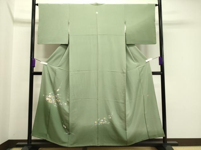 ■■■　サイズ　■■■ 身丈 156.5cm（肩から） 裄丈 64cm 袖丈 47.5cm　縫込み 6cm 袖幅 33.5cm 前幅 24.5cm 後幅 30.5cm 着物縫いこみ 内揚げ 7cm 裄 お袖側 約3.5cm　身頃側 約5.5cm ■■■　商品詳細　■■■ 【正絹・一つ紋】 状態は接写画像のように後身頃・上前・右袖前・袖口内側・衿山・下前胸付近に薄い汚れがございますが その他特に目立ったシミ汚れなどもなく大変良い状態です。 大変上質な逸品になります。 お安く出品致しますので、是非この機会にいかがでしょうか？ ■■■　注意事項　■■■ ■モニター発色の具合により色合いが異なる場合がございます。 ■寸法は多少の誤差が生じる場合がございますのでご了承ください。 ■縫込みの長さが左右非対称の場合は短い部分を記載しております。 左右非対称であってもご返品・お値引き等の保証は出来かねますので、ご了承の上ご購入をお願い致します。 ■シミ等のチェックには注意を払っておりますが、見落としがある場合もございますし、個人の見解も様々ですので神経質な方のご購入はお控えください。 ■箪笥に入っておりました着物や帯なので畳みシワや匂いがあるものもございます。 ■お休みは基本的に土日祝となりますが、その他臨時でお休みする場合がございますのでご了承ください。 ■商品の発送は平日のみの発送となります。 ■夜間と土曜、日曜日はお問い合わせの回答が遅れる場合がございます。 ■当店では、お直し、紋入れ、お手入れ等は承っておりません。 ■生地の状態（ヤケ、経年劣化等）によってはサイズ直しが出来ない場合がございます。 その点もどうかご了承のうえ、ご購入をお願いいたします。 ■弊社で取り扱う商品は一点ものにつき、時期や在庫状況に応じて金額が変更となる場合がございます。 ■検針は行っておりません。予めご了承いただきますようお願いいたします。 ■【洗える着物】と記載のある商品におきましては、商品お届け後に洗濯を行ってしまってからのご返品にはご対応しかねます。 念の為、専門店でのお手入れをお願いいたします。 ■着物のサイズ目安は下記を参考ください↓ ＜女性着物＞　お端折り次第で＋5cm　−1cmが着用可能サイズ 　例）身丈170cmの場合、身長160cm〜175cm ＜男性着物＞　身丈＋約25cm〜27cm程が適応身長 　例）身丈155cmの場合、身長180〜182cm
