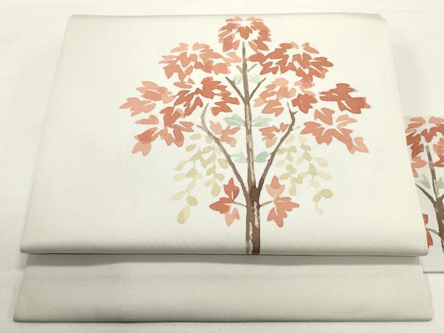 ■■■　サイズ　■■■ 長さ 374.5cm 幅 30cm程 ■■■　商品詳細　■■■ 【正絹】 状態は接写画像のように 裏地に薄い汚れがございますが その他特に目立ったシミ汚れなどもなく大変良い状態です。 大変上質な逸品になります。 お安く出品致しますので、是非この機会にいかがでしょうか？ ■■■　注意事項　■■■ ■モニター発色の具合により色合いが異なる場合がございます。 ■寸法は多少の誤差が生じる場合がございますのでご了承ください。 ■縫込みの長さが左右非対称の場合は短い部分を記載しております。 左右非対称であってもご返品・お値引き等の保証は出来かねますので、ご了承の上ご購入をお願い致します。 ■シミ等のチェックには注意を払っておりますが、見落としがある場合もございますし、個人の見解も様々ですので神経質な方のご購入はお控えください。 ■箪笥に入っておりました着物や帯なので畳みシワや匂いがあるものもございます。 ■お休みは基本的に土日祝となりますが、その他臨時でお休みする場合がございますのでご了承ください。 ■商品の発送は平日のみの発送となります。 ■夜間と土曜、日曜日はお問い合わせの回答が遅れる場合がございます。 ■当店では、お直し、紋入れ、お手入れ等は承っておりません。 ■生地の状態（ヤケ、経年劣化等）によってはサイズ直しが出来ない場合がございます。 その点もどうかご了承のうえ、ご購入をお願いいたします。 ■弊社で取り扱う商品は一点ものにつき、時期や在庫状況に応じて金額が変更となる場合がございます。 ■検針は行っておりません。予めご了承いただきますようお願いいたします。 ■【洗える着物】と記載のある商品におきましては、商品お届け後に洗濯を行ってしまってからのご返品にはご対応しかねます。 念の為、専門店でのお手入れをお願いいたします。 ■着物のサイズ目安は下記を参考ください↓ ＜女性着物＞　お端折り次第で＋5cm　−1cmが着用可能サイズ 　例）身丈170cmの場合、身長160cm〜175cm ＜男性着物＞　身丈＋約25cm〜27cm程が適応身長 　例）身丈155cmの場合、身長180〜182cm