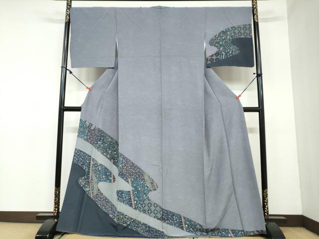 ■■■　サイズ　■■■ 身丈 167.5cm（肩から） 裄丈 69cm 袖丈 48.5cm　縫込み 4cm 袖幅 35cm 前幅 24.5cm 後幅 30.5cm 着物縫いこみ 内揚げ 7cm 裄 お袖側 約2cm　身頃側 約2cm ■■■　商品詳細　■■■ 【正絹】 状態は接写画像のように袖口・衿山に薄い汚れがございますが その他特に目立ったシミ汚れなどもなく大変良い状態です。 大変上質な逸品になります。 お安く出品致しますので、是非この機会にいかがでしょうか？ ■■■　注意事項　■■■ ■モニター発色の具合により色合いが異なる場合がございます。 ■寸法は多少の誤差が生じる場合がございますのでご了承ください。 ■縫込みの長さが左右非対称の場合は短い部分を記載しております。 左右非対称であってもご返品・お値引き等の保証は出来かねますので、ご了承の上ご購入をお願い致します。 ■シミ等のチェックには注意を払っておりますが、見落としがある場合もございますし、個人の見解も様々ですので神経質な方のご購入はお控えください。 ■箪笥に入っておりました着物や帯なので畳みシワや匂いがあるものもございます。 ■お休みは基本的に土日祝となりますが、その他臨時でお休みする場合がございますのでご了承ください。 ■商品の発送は平日のみの発送となります。 ■夜間と土曜、日曜日はお問い合わせの回答が遅れる場合がございます。 ■当店では、お直し、紋入れ、お手入れ等は承っておりません。 ■生地の状態（ヤケ、経年劣化等）によってはサイズ直しが出来ない場合がございます。 その点もどうかご了承のうえ、ご購入をお願いいたします。 ■弊社で取り扱う商品は一点ものにつき、時期や在庫状況に応じて金額が変更となる場合がございます。 ■検針は行っておりません。予めご了承いただきますようお願いいたします。 ■【洗える着物】と記載のある商品におきましては、商品お届け後に洗濯を行ってしまってからのご返品にはご対応しかねます。 念の為、専門店でのお手入れをお願いいたします。 ■着物のサイズ目安は下記を参考ください↓ ＜女性着物＞　お端折り次第で＋5cm　−1cmが着用可能サイズ 　例）身丈170cmの場合、身長160cm〜175cm ＜男性着物＞　身丈＋約25cm〜27cm程が適応身長 　例）身丈155cmの場合、身長180〜182cm