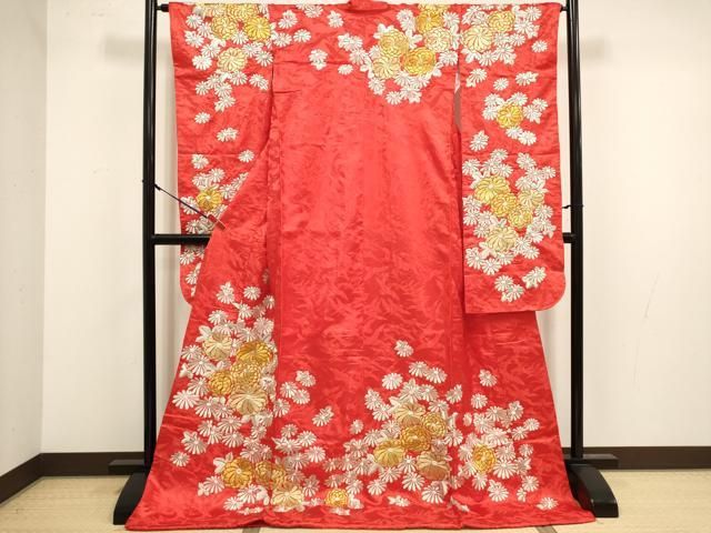 ■■■　サイズ　■■■ 身丈 179cm（肩から） 裄丈 64cm 袖丈 103.5cm 縫込み 4.5cm 袖幅 33cm 前幅 24cm 後幅 30cm 着物縫いこみ 内揚げ 0cm 裄 お袖側 約2cm　身頃側 約2.5cm ■■■　商品詳細　■■■ 【正絹・比翼仕立て】 状態は接写画像のように比翼に薄い汚れがございますがその他表地は特に目立ったシミ汚れなどもなく大変良い状態です。 大変上質な逸品になります。 お安く出品致しますので、是非この機会にいかがでしょうか？ ■■■　注意事項　■■■ ■モニター発色の具合により色合いが異なる場合がございます。 ■寸法は多少の誤差が生じる場合がございますのでご了承ください。 ■縫込みの長さが左右非対称の場合は短い部分を記載しております。 左右非対称であってもご返品・お値引き等の保証は出来かねますので、ご了承の上ご購入をお願い致します。 ■シミ等のチェックには注意を払っておりますが、見落としがある場合もございますし、個人の見解も様々ですので神経質な方のご購入はお控えください。 ■汚れやシミの種類につきましては、専門ではない為、正確な判別が難しく商品説明では種類を特定せず、汚れやシミと記載させております。 恐れ入りますが、ご了承くださいますようお願い申し上げます。 ■箪笥に入っておりました着物や帯なので畳みシワや匂いがあるものもございます。 ■お休みは基本的に土日祝となりますが、その他臨時でお休みする場合がございますのでご了承ください。 ■商品の発送は平日のみの発送となります。 ■夜間と土曜、日曜日はお問い合わせの回答が遅れる場合がございます。 ■当店では、お直し、紋入れ、お手入れ等は承っておりません。 ■生地の状態（ヤケ、経年劣化等）によってはサイズ直しが出来ない場合がございます。 その点もどうかご了承のうえ、ご購入をお願いいたします。 ■弊社で取り扱う商品は一点ものにつき、時期や在庫状況に応じて金額が変更となる場合がございます。 ■検針は行っておりません。予めご了承いただきますようお願いいたします。 ■【洗える着物】と記載のある商品におきましては、商品お届け後に洗濯を行ってしまってからのご返品にはご対応しかねます。 念の為、専門店でのお手入れをお願いいたします。 ■写真に写っている物が全てになります。それ以外の付属品はございませんのでご了承ください。 ■状態に関する写真につきましては、掲載可能な写真枚数に限りがあるため、各箇所につき1枚参考画像を掲載しております。 ■着物のサイズ目安は下記を参考ください↓ ＜女性着物＞　お端折り次第で＋5cm　−1cmが着用可能サイズ 　例）身丈170cmの場合、身長160cm〜175cm ＜男性着物＞　身丈＋約25cm〜27cm程が適応身長 　例）身丈155cmの場合、身長180〜182cm