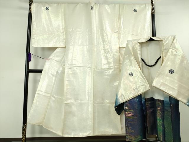 ■■■　サイズ　■■■ 【着物】 身丈 145cm（肩から） 裄丈 73.5cm 袖丈 52.5cm 袖幅 38cm 前幅 27cm 後幅 32cm 着物縫いこみ 内揚げ 4.5cm 裄 お袖側 約 3cm　身頃側 約 4.5cm 【羽織】 身丈 95.5cm（肩から） 裄丈 74.5cm 袖丈 53.5cm 袖幅 38cm 前幅 20cm 後幅 32.5cm 裄 お袖側 約 2.5cm　身頃側 約 4cm ■■■　商品詳細　■■■ 【交織・五つ紋】 長着の状態は接写画像のように 表地所々、両袖、胴裏に汚れがございます。 長羽織の状態は接写画像のように 表地所々、衿、羽裏に汚れがございます。 大変上質な極上の逸品になります。 お安く出品致しますので、是非この機会にいかがでしょうか？ ■■■　注意事項　■■■ ■モニター発色の具合により色合いが異なる場合がございます。 ■寸法は多少の誤差が生じる場合がございますのでご了承ください。 ■縫込みの長さが左右非対称の場合は短い部分を記載しております。 左右非対称であってもご返品・お値引き等の保証は出来かねますので、ご了承の上ご購入をお願い致します。 ■シミ等のチェックには注意を払っておりますが、見落としがある場合もございますし、個人の見解も様々ですので神経質な方のご購入はお控えください。 ■箪笥に入っておりました着物や帯なので畳みシワや匂いがあるものもございます。 ■お休みは基本的に土日祝となりますが、その他臨時でお休みする場合がございますのでご了承ください。 ■商品の発送は平日のみの発送となります。 ■夜間と土曜、日曜日はお問い合わせの回答が遅れる場合がございます。 ■当店では、お直し、紋入れ、お手入れ等は承っておりません。 ■生地の状態（ヤケ、経年劣化等）によってはサイズ直しが出来ない場合がございます。 その点もどうかご了承のうえ、ご購入をお願いいたします。 ■弊社で取り扱う商品は一点ものにつき、時期や在庫状況に応じて金額が変更となる場合がございます。 ■検針は行っておりません。予めご了承いただきますようお願いいたします。 ■【洗える着物】と記載のある商品におきましては、商品お届け後に洗濯を行ってしまってからのご返品にはご対応しかねます。 念の為、専門店でのお手入れをお願いいたします。 ■写真に写っている物が全てになります。 それ以外の付属品はございませんのでご了承ください。 ■状態に関する写真につきましては、掲載可能な写真枚数に限りがあるため、 各箇所につき1枚参考画像を掲載しております。 ■着物のサイズ目安は下記を参考ください↓ ＜女性着物＞　お端折り次第で＋5cm　－10cmが着用可能サイズ 　例）身丈170cmの場合、身長160cm～175cm ＜男性着物＞　身丈＋約25cm～27cm程が適応身長 　例）身丈155cmの場合、身長180cm～182cm
