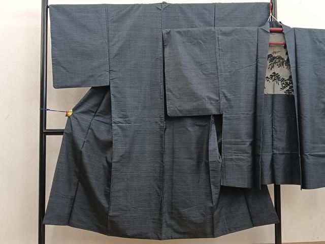 ■■■　サイズ　■■■ 【着物】 身丈 142cm（肩から） 裄丈 68cm 袖丈 51cm　縫込み 1cm 袖幅 33.5cm 前幅 25cm 後幅 32cm 着物縫いこみ 内揚げ 0cm 裄 お袖側 約2cm　身頃側 約1.5cm 【羽織】 身丈 94.5cm（肩から） 裄丈 68cm 袖丈 53cm　縫込み 1.5cm 袖幅 33.5cm 前幅 19cm 後幅 31.5cm 裄 お袖側 約2cm　身頃側 約3cm ■■■　商品詳細　■■■ 【正絹】 着物の状態は接写画像のように表地所々・胴裏に薄い汚れがございます。 羽織の状態は接写画像のように両袖・羽裏に薄い汚れがございます。 大変上質な逸品になりますのでぜひお手入れをされてお召しになられてはいかがでしょうか。 お安く出品致しますので、是非この機会にいかがでしょうか？ ■■■　注意事項　■■■ ■モニター発色の具合により色合いが異なる場合がございます。 ■寸法は多少の誤差が生じる場合がございますのでご了承ください。 ■縫込みの長さが左右非対称の場合は短い部分を記載しております。 左右非対称であってもご返品・お値引き等の保証は出来かねますので、ご了承の上ご購入をお願い致します。 ■シミ等のチェックには注意を払っておりますが、見落としがある場合もございますし、個人の見解も様々ですので神経質な方のご購入はお控えください。 ■箪笥に入っておりました着物や帯なので畳みシワや匂いがあるものもございます。 ■お休みは基本的に土日祝となりますが、その他臨時でお休みする場合がございますのでご了承ください。 ■商品の発送は平日のみの発送となります。 ■夜間と土曜、日曜日はお問い合わせの回答が遅れる場合がございます。 ■当店では、お直し、紋入れ、お手入れ等は承っておりません。 ■生地の状態（ヤケ、経年劣化等）によってはサイズ直しが出来ない場合がございます。 その点もどうかご了承のうえ、ご購入をお願いいたします。 ■弊社で取り扱う商品は一点ものにつき、時期や在庫状況に応じて金額が変更となる場合がございます。 ■検針は行っておりません。予めご了承いただきますようお願いいたします。 ■【洗える着物】と記載のある商品におきましては、商品お届け後に洗濯を行ってしまってからのご返品にはご対応しかねます。 念の為、専門店でのお手入れをお願いいたします。 ■写真に写っている物が全てになります。それ以外の付属品はございませんのでご了承ください。 ■状態に関する写真につきましては、掲載可能な写真枚数に限りがあるため、各箇所につき1枚参考画像を掲載しております。 ■着物のサイズ目安は下記を参考ください↓ ＜女性着物＞　お端折り次第で＋5cm　−1cmが着用可能サイズ 　例）身丈170cmの場合、身長160cm〜175cm ＜男性着物＞　身丈＋約25cm〜27cm程が適応身長 　例）身丈155cmの場合、身長180〜182cm