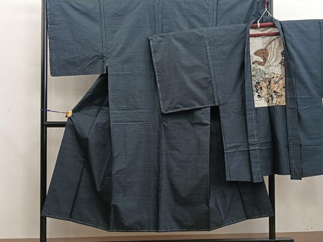 ■■■　サイズ　■■■ 【着物】 身丈 145cm（肩から） 裄丈 69.5cm 袖丈 47.5cm　縫込み 2.5cm 袖幅 35cm 前幅 26.5cm 後幅 30.5cm 着物縫いこみ 内揚げ 0cm 裄 お袖側 約2cm　身頃側 約2cm 【羽織】 身丈 94cm（肩から） 裄丈 70.5cm 袖丈 49cm　縫込み 1cm 袖幅 36cm 前幅 19.5cm 後幅 32cm 裄 お袖側 約1.5cm　身頃側 約2cm ■■■　商品詳細　■■■ 【正絹】 着物の状態は接写画像のように下前・後身頃・上前・胴裏に薄い汚れがございますが その他特に目立ったシミ汚れなどもなく大変良い状態です。 羽織の状態は特に目立ったシミ汚れなどもなく大変良い状態です。 大変上質な逸品になります。 お安く出品致しますので、是非この機会にいかがでしょうか？ ■■■　注意事項　■■■ ■モニター発色の具合により色合いが異なる場合がございます。 ■寸法は多少の誤差が生じる場合がございますのでご了承ください。 ■縫込みの長さが左右非対称の場合は短い部分を記載しております。 左右非対称であってもご返品・お値引き等の保証は出来かねますので、ご了承の上ご購入をお願い致します。 ■シミ等のチェックには注意を払っておりますが、見落としがある場合もございますし、個人の見解も様々ですので神経質な方のご購入はお控えください。 ■箪笥に入っておりました着物や帯なので畳みシワや匂いがあるものもございます。 ■お休みは基本的に土日祝となりますが、その他臨時でお休みする場合がございますのでご了承ください。 ■商品の発送は平日のみの発送となります。 ■夜間と土曜、日曜日はお問い合わせの回答が遅れる場合がございます。 ■当店では、お直し、紋入れ、お手入れ等は承っておりません。 ■生地の状態（ヤケ、経年劣化等）によってはサイズ直しが出来ない場合がございます。 その点もどうかご了承のうえ、ご購入をお願いいたします。 ■弊社で取り扱う商品は一点ものにつき、時期や在庫状況に応じて金額が変更となる場合がございます。 ■検針は行っておりません。予めご了承いただきますようお願いいたします。 ■【洗える着物】と記載のある商品におきましては、商品お届け後に洗濯を行ってしまってからのご返品にはご対応しかねます。 念の為、専門店でのお手入れをお願いいたします。 ■写真に写っている物が全てになります。それ以外の付属品はございませんのでご了承ください。 ■状態に関する写真につきましては、掲載可能な写真枚数に限りがあるため、各箇所につき1枚参考画像を掲載しております。 ■着物のサイズ目安は下記を参考ください↓ ＜女性着物＞　お端折り次第で＋5cm　−1cmが着用可能サイズ 　例）身丈170cmの場合、身長160cm〜175cm ＜男性着物＞　身丈＋約25cm〜27cm程が適応身長 　例）身丈155cmの場合、身長180〜182cm