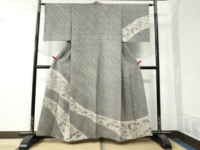 ■■■　サイズ　■■■ 身丈 159cm（肩から） 裄丈 63cm 袖丈 48cm　縫込み 9cm 袖幅 32cm 前幅 24cm 後幅 30cm 着物縫いこみ 内揚げ 4cm 裄 お袖側 約4cm　身頃側 約4cm ■■■　商品詳細　■■■ 【正絹】 状態は特に目立ったシミ汚れなどもなく大変良い状態です。 大変上質な逸品になります。 お安く出品致しますので、是非この機会にいかがでしょうか？ ■■■　注意事項　■■■ ■モニター発色の具合により色合いが異なる場合がございます。 ■寸法は多少の誤差が生じる場合がございますのでご了承ください。 ■縫込みの長さが左右非対称の場合は短い部分を記載しております。 左右非対称であってもご返品・お値引き等の保証は出来かねますので、ご了承の上ご購入をお願い致します。 ■シミ等のチェックには注意を払っておりますが、見落としがある場合もございますし、個人の見解も様々ですので神経質な方のご購入はお控えください。 ■箪笥に入っておりました着物や帯なので畳みシワや匂いがあるものもございます。 ■お休みは基本的に土日祝となりますが、その他臨時でお休みする場合がございますのでご了承ください。 ■商品の発送は平日のみの発送となります。 ■夜間と土曜、日曜日はお問い合わせの回答が遅れる場合がございます。 ■当店では、お直し、紋入れ、お手入れ等は承っておりません。 ■生地の状態（ヤケ、経年劣化等）によってはサイズ直しが出来ない場合がございます。 その点もどうかご了承のうえ、ご購入をお願いいたします。 ■弊社で取り扱う商品は一点ものにつき、時期や在庫状況に応じて金額が変更となる場合がございます。 ■検針は行っておりません。予めご了承いただきますようお願いいたします。 ■【洗える着物】と記載のある商品におきましては、商品お届け後に洗濯を行ってしまってからのご返品にはご対応しかねます。 念の為、専門店でのお手入れをお願いいたします。 ■着物のサイズ目安は下記を参考ください↓ ＜女性着物＞　お端折り次第で＋5cm　−1cmが着用可能サイズ 　例）身丈170cmの場合、身長160cm〜175cm ＜男性着物＞　身丈＋約25cm〜27cm程が適応身長 　例）身丈155cmの場合、身長180〜182cm