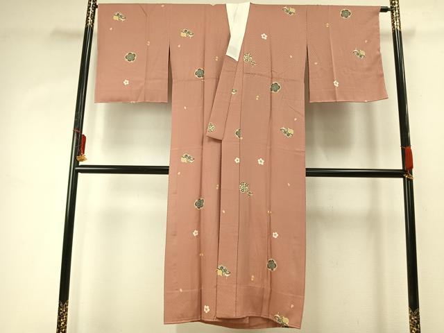 ■■■　サイズ　■■■ 身丈 138cm（肩から） 裄丈 67cm 袖丈 49cm　縫込み 5cm 袖幅 33.5cm 前幅 29cm 後幅 31cm 着物縫いこみ 内揚げ 9cm 裄 お袖側 約3.5cm　身頃側 約1cm ■■■　商品詳細　■■■ 【正絹】 状態は特に目立ったシミ汚れなどもなく大変良い状態です。 大変上質な逸品になります。 お安く出品致しますので、是非この機会にいかがでしょうか？ ■■■　注意事項　■■■ ■モニター発色の具合により色合いが異なる場合がございます。 ■寸法は多少の誤差が生じる場合がございますのでご了承ください。 ■縫込みの長さが左右非対称の場合は短い部分を記載しております。 左右非対称であってもご返品・お値引き等の保証は出来かねますので、ご了承の上ご購入をお願い致します。 ■シミ等のチェックには注意を払っておりますが、見落としがある場合もございますし、個人の見解も様々ですので神経質な方のご購入はお控えください。 ■箪笥に入っておりました着物や帯なので畳みシワや匂いがあるものもございます。 ■お休みは基本的に土日祝となりますが、その他臨時でお休みする場合がございますのでご了承ください。 ■商品の発送は平日のみの発送となります。 ■夜間と土曜、日曜日はお問い合わせの回答が遅れる場合がございます。 ■当店では、お直し、紋入れ、お手入れ等は承っておりません。 ■生地の状態（ヤケ、経年劣化等）によってはサイズ直しが出来ない場合がございます。 その点もどうかご了承のうえ、ご購入をお願いいたします。 ■弊社で取り扱う商品は一点ものにつき、時期や在庫状況に応じて金額が変更となる場合がございます。 ■検針は行っておりません。予めご了承いただきますようお願いいたします。 ■【洗える着物】と記載のある商品におきましては、商品お届け後に洗濯を行ってしまってからのご返品にはご対応しかねます。 念の為、専門店でのお手入れをお願いいたします。 ■着物のサイズ目安は下記を参考ください↓ ＜女性着物＞　お端折り次第で＋5cm　−1cmが着用可能サイズ 　例）身丈170cmの場合、身長160cm〜175cm ＜男性着物＞　身丈＋約25cm〜27cm程が適応身長 　例）身丈155cmの場合、身長180〜182cm