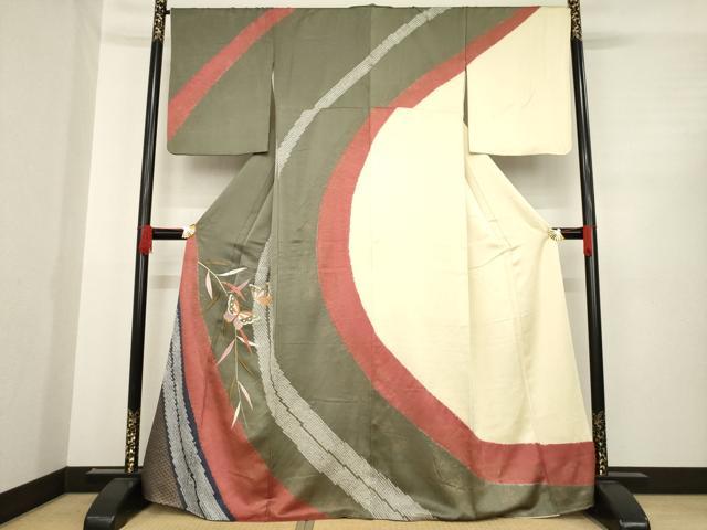 ■■■　サイズ　■■■ 身丈 165cm（肩から） 裄丈 67.5cm 袖丈 53cm　縫込み 6cm 袖幅 34cm 前幅 25cm 後幅 31cm 着物縫いこみ 内揚げ 1cm 裄 お袖側 約1cm　身頃側 約2cm ■■■　商品詳細　■■■ 【正絹】 状態は接写画像のように右袖前に薄い汚れがございますが その他特に目立ったシミ汚れなどもなく大変良い状態です。 大変上質な逸品になります。 お安く出品致しますので、是非この機会にいかがでしょうか？ ■■■　注意事項　■■■ ■モニター発色の具合により色合いが異なる場合がございます。 ■寸法は多少の誤差が生じる場合がございますのでご了承ください。 ■縫込みの長さが左右非対称の場合は短い部分を記載しております。 左右非対称であってもご返品・お値引き等の保証は出来かねますので、ご了承の上ご購入をお願い致します。 ■シミ等のチェックには注意を払っておりますが、見落としがある場合もございますし、個人の見解も様々ですので神経質な方のご購入はお控えください。 ■箪笥に入っておりました着物や帯なので畳みシワや匂いがあるものもございます。 ■お休みは基本的に土日祝となりますが、その他臨時でお休みする場合がございますのでご了承ください。 ■商品の発送は平日のみの発送となります。 ■夜間と土曜、日曜日はお問い合わせの回答が遅れる場合がございます。 ■当店では、お直し、紋入れ、お手入れ等は承っておりません。 ■生地の状態（ヤケ、経年劣化等）によってはサイズ直しが出来ない場合がございます。 その点もどうかご了承のうえ、ご購入をお願いいたします。 ■弊社で取り扱う商品は一点ものにつき、時期や在庫状況に応じて金額が変更となる場合がございます。 ■検針は行っておりません。予めご了承いただきますようお願いいたします。 ■【洗える着物】と記載のある商品におきましては、商品お届け後に洗濯を行ってしまってからのご返品にはご対応しかねます。 念の為、専門店でのお手入れをお願いいたします。 ■着物のサイズ目安は下記を参考ください↓ ＜女性着物＞　お端折り次第で＋5cm　−1cmが着用可能サイズ 　例）身丈170cmの場合、身長160cm〜175cm ＜男性着物＞　身丈＋約25cm〜27cm程が適応身長 　例）身丈155cmの場合、身長180〜182cm