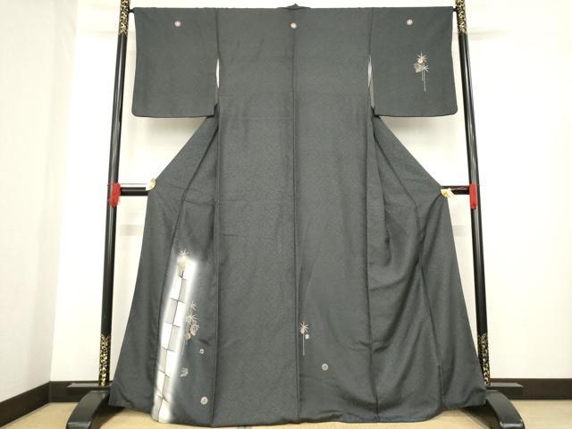 ■■■　サイズ　■■■ 身丈 166cm（肩から） 裄丈 66cm 袖丈 49cm　縫込み 5.5cm 袖幅 33.5cm 前幅 26cm 後幅 30cm 着物縫いこみ 内揚げ 5.5cm 裄 お袖側 約1cm　身頃側 約2cm ■■■　商品詳細　■■■ 【正絹・三つ紋】 状態は特に目立ったシミ汚れなどもなく大変良い状態です。 大変上質な逸品になります。 お安く出品致しますので、是非この機会にいかがでしょうか？ ■■■　注意事項　■■■ ■モニター発色の具合により色合いが異なる場合がございます。 ■寸法は多少の誤差が生じる場合がございますのでご了承ください。 ■縫込みの長さが左右非対称の場合は短い部分を記載しております。 左右非対称であってもご返品・お値引き等の保証は出来かねますので、ご了承の上ご購入をお願い致します。 ■シミ等のチェックには注意を払っておりますが、見落としがある場合もございますし、個人の見解も様々ですので神経質な方のご購入はお控えください。 ■箪笥に入っておりました着物や帯なので畳みシワや匂いがあるものもございます。 ■お休みは基本的に土日祝となりますが、その他臨時でお休みする場合がございますのでご了承ください。 ■商品の発送は平日のみの発送となります。 ■夜間と土曜、日曜日はお問い合わせの回答が遅れる場合がございます。 ■当店では、お直し、紋入れ、お手入れ等は承っておりません。 ■生地の状態（ヤケ、経年劣化等）によってはサイズ直しが出来ない場合がございます。 その点もどうかご了承のうえ、ご購入をお願いいたします。 ■弊社で取り扱う商品は一点ものにつき、時期や在庫状況に応じて金額が変更となる場合がございます。 ■検針は行っておりません。予めご了承いただきますようお願いいたします。 ■【洗える着物】と記載のある商品におきましては、商品お届け後に洗濯を行ってしまってからのご返品にはご対応しかねます。 念の為、専門店でのお手入れをお願いいたします。 ■着物のサイズ目安は下記を参考ください↓ ＜女性着物＞　お端折り次第で＋5cm　−1cmが着用可能サイズ 　例）身丈170cmの場合、身長160cm〜175cm ＜男性着物＞　身丈＋約25cm〜27cm程が適応身長 　例）身丈155cmの場合、身長180〜182cm