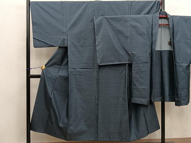 ■■■　サイズ　■■■ 【着物】 身丈 143.5cm（肩から） 裄丈 69cm 袖丈 47cm　縫込み 4.5cm 袖幅 35.5cm 前幅 27cm 後幅 30.5cm 着物縫いこみ 内揚げ 0cm 裄 お袖側 約2cm　身頃側 約3.5cm 【羽織】 身丈 90cm（肩から） 裄丈 69.5cm 袖丈 49.5cm　縫込み 3cm 袖幅 36cm 前幅 20.5cm 後幅 31cm 裄 お袖側 約1.5cm　身頃側 約1cm ■■■　商品詳細　■■■ 【正絹】 着物の状態は接写画像のように下前おくみに薄い汚れがございますが その他特に目立ったシミ汚れなどもなく大変良い状態です。 羽織の状態は特に目立ったシミ汚れなどもなく大変良い状態です。 大変上質な逸品になります。 お安く出品致しますので、是非この機会にいかがでしょうか？ ■■■　注意事項　■■■ ■モニター発色の具合により色合いが異なる場合がございます。 ■寸法は多少の誤差が生じる場合がございますのでご了承ください。 ■縫込みの長さが左右非対称の場合は短い部分を記載しております。 左右非対称であってもご返品・お値引き等の保証は出来かねますので、ご了承の上ご購入をお願い致します。 ■シミ等のチェックには注意を払っておりますが、見落としがある場合もございますし、個人の見解も様々ですので神経質な方のご購入はお控えください。 ■箪笥に入っておりました着物や帯なので畳みシワや匂いがあるものもございます。 ■お休みは基本的に土日祝となりますが、その他臨時でお休みする場合がございますのでご了承ください。 ■商品の発送は平日のみの発送となります。 ■夜間と土曜、日曜日はお問い合わせの回答が遅れる場合がございます。 ■当店では、お直し、紋入れ、お手入れ等は承っておりません。 ■生地の状態（ヤケ、経年劣化等）によってはサイズ直しが出来ない場合がございます。 その点もどうかご了承のうえ、ご購入をお願いいたします。 ■弊社で取り扱う商品は一点ものにつき、時期や在庫状況に応じて金額が変更となる場合がございます。 ■検針は行っておりません。予めご了承いただきますようお願いいたします。 ■【洗える着物】と記載のある商品におきましては、商品お届け後に洗濯を行ってしまってからのご返品にはご対応しかねます。 念の為、専門店でのお手入れをお願いいたします。 ■写真に写っている物が全てになります。それ以外の付属品はございませんのでご了承ください。 ■状態に関する写真につきましては、掲載可能な写真枚数に限りがあるため、各箇所につき1枚参考画像を掲載しております。 ■着物のサイズ目安は下記を参考ください↓ ＜女性着物＞　お端折り次第で＋5cm　−1cmが着用可能サイズ 　例）身丈170cmの場合、身長160cm〜175cm ＜男性着物＞　身丈＋約25cm〜27cm程が適応身長 　例）身丈155cmの場合、身長180〜182cm