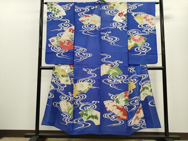 ■■■　サイズ　■■■ 身丈 149.5cm（肩から） 裄丈 64.5cm 袖丈 73.5cm　縫込み 1cm 袖幅 33cm 前幅 23cm 後幅 31cm 着物縫いこみ 内揚げ 0cm 裄 お袖側 約0.5cm　身頃側 約2.5cm ■■■　商品詳細　■■■ 【正絹・バチ衿・一つ紋】 状態は接写画像のように上前・後身頃・裏地・右袖後ろに薄い汚れがございますが その他特に目立ったシミ汚れなどもなく大変良い状態です。 大変上質な逸品になります。 お安く出品致しますので、是非この機会にいかがでしょうか？ ■■■　注意事項　■■■ ■モニター発色の具合により色合いが異なる場合がございます。 ■寸法は多少の誤差が生じる場合がございますのでご了承ください。 ■縫込みの長さが左右非対称の場合は短い部分を記載しております。 左右非対称であってもご返品・お値引き等の保証は出来かねますので、ご了承の上ご購入をお願い致します。 ■シミ等のチェックには注意を払っておりますが、見落としがある場合もございますし、個人の見解も様々ですので神経質な方のご購入はお控えください。 ■箪笥に入っておりました着物や帯なので畳みシワや匂いがあるものもございます。 ■お休みは基本的に土日祝となりますが、その他臨時でお休みする場合がございますのでご了承ください。 ■商品の発送は平日のみの発送となります。 ■夜間と土曜、日曜日はお問い合わせの回答が遅れる場合がございます。 ■当店では、お直し、紋入れ、お手入れ等は承っておりません。 ■生地の状態（ヤケ、経年劣化等）によってはサイズ直しが出来ない場合がございます。 その点もどうかご了承のうえ、ご購入をお願いいたします。 ■弊社で取り扱う商品は一点ものにつき、時期や在庫状況に応じて金額が変更となる場合がございます。 ■検針は行っておりません。予めご了承いただきますようお願いいたします。 ■【洗える着物】と記載のある商品におきましては、商品お届け後に洗濯を行ってしまってからのご返品にはご対応しかねます。 念の為、専門店でのお手入れをお願いいたします。 ■着物のサイズ目安は下記を参考ください↓ ＜女性着物＞　お端折り次第で＋5cm　−1cmが着用可能サイズ 　例）身丈170cmの場合、身長160cm〜175cm ＜男性着物＞　身丈＋約25cm〜27cm程が適応身長 　例）身丈155cmの場合、身長180〜182cm