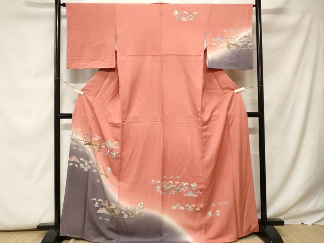 ■■■　サイズ　■■■ 身丈 165cm（肩から） 裄丈 65cm 袖丈 46cm　縫込み 5cm 袖幅 33cm 前幅 25cm 後幅 30cm 着物縫いこみ 内揚げ 2cm 裄 お袖側 約3cm　身頃側 約3cm ■■■　商品詳細　■■■ 【正絹・一つ紋】 状態は特に目立ったシミ汚れなどもなく大変良い状態です。 大変上質な逸品になります。 お安く出品致しますので、是非この機会にいかがでしょうか？ ※若干着用シワがございます。 ■■■　注意事項　■■■ ■モニター発色の具合により色合いが異なる場合がございます。 ■寸法は多少の誤差が生じる場合がございますのでご了承ください。 ■縫込みの長さが左右非対称の場合は短い部分を記載しております。 左右非対称であってもご返品・お値引き等の保証は出来かねますので、ご了承の上ご購入をお願い致します。 ■シミ等のチェックには注意を払っておりますが、見落としがある場合もございますし、個人の見解も様々ですので神経質な方のご購入はお控えください。 ■箪笥に入っておりました着物や帯なので畳みシワや匂いがあるものもございます。 ■お休みは基本的に土日祝となりますが、その他臨時でお休みする場合がございますのでご了承ください。 ■商品の発送は平日のみの発送となります。 ■夜間と土曜、日曜日はお問い合わせの回答が遅れる場合がございます。 ■当店では、お直し、紋入れ、お手入れ等は承っておりません。 ■生地の状態（ヤケ、経年劣化等）によってはサイズ直しが出来ない場合がございます。 その点もどうかご了承のうえ、ご購入をお願いいたします。 ■弊社で取り扱う商品は一点ものにつき、時期や在庫状況に応じて金額が変更となる場合がございます。 ■検針は行っておりません。予めご了承いただきますようお願いいたします。 ■【洗える着物】と記載のある商品におきましては、商品お届け後に洗濯を行ってしまってからのご返品にはご対応しかねます。 念の為、専門店でのお手入れをお願いいたします。 ■着物のサイズ目安は下記を参考ください↓ ＜女性着物＞　お端折り次第で＋5cm　−1cmが着用可能サイズ 　例）身丈170cmの場合、身長160cm〜175cm ＜男性着物＞　身丈＋約25cm〜27cm程が適応身長 　例）身丈155cmの場合、身長180〜182cm