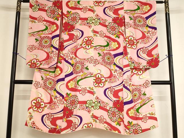 ■■■　サイズ　■■■ 【祝着】 身丈 123.5cm（肩から） 裄丈 59.5cm（肩上げ　0cm） 袖丈 66.5cm　縫込み 3.5cm 袖幅 30.5cm 前幅 32cm 後幅 29.5cm 着物縫いこみ 内揚げ 0cm （腰上げ　0cm） 裄 お袖側 約3cm　身頃側 約0cm ■■■　商品詳細　■■■ 着物【正絹】の状態は接写画像のように表地所々・袖口・八掛に汚れ、袖付けに糸解けがございますが その他特に目立ったシミ汚れなどもなく大変良い状態です。 大変上質な逸品になります。 お安く出品致しますので、是非この機会にいかがでしょうか？ ※アンティークになりますのでお品物の状態の感じ方には個人差がございます。ご理解の上でのご入札をお願い致します。」 ■■■　注意事項　■■■ ■モニター発色の具合により色合いが異なる場合がございます。 ■寸法は多少の誤差が生じる場合がございますのでご了承ください。 ■縫込みの長さが左右非対称の場合は短い部分を記載しております。 左右非対称であってもご返品・お値引き等の保証は出来かねますので、ご了承の上ご購入をお願い致します。 ■シミ等のチェックには注意を払っておりますが、見落としがある場合もございますし、個人の見解も様々ですので神経質な方のご購入はお控えください。 ■箪笥に入っておりました着物や帯なので畳みシワや匂いがあるものもございます。 ■お休みは基本的に土日祝となりますが、その他臨時でお休みする場合がございますのでご了承ください。 ■商品の発送は平日のみの発送となります。 ■夜間と土曜、日曜日はお問い合わせの回答が遅れる場合がございます。 ■当店では、お直し、紋入れ、お手入れ等は承っておりません。 ■生地の状態（ヤケ、経年劣化等）によってはサイズ直しが出来ない場合がございます。 その点もどうかご了承のうえ、ご購入をお願いいたします。 ■弊社で取り扱う商品は一点ものにつき、時期や在庫状況に応じて金額が変更となる場合がございます。 ■検針は行っておりません。予めご了承いただきますようお願いいたします。 ■【洗える着物】と記載のある商品におきましては、商品お届け後に洗濯を行ってしまってからのご返品にはご対応しかねます。 念の為、専門店でのお手入れをお願いいたします。 ■写真に写っている物が全てになります。それ以外の付属品はございませんのでご了承ください。 ■状態に関する写真につきましては、掲載可能な写真枚数に限りがあるため、各箇所につき1枚参考画像を掲載しております。 ■着物のサイズ目安は下記を参考ください↓ ＜女性着物＞　お端折り次第で＋5cm　−1cmが着用可能サイズ 　例）身丈170cmの場合、身長160cm〜175cm ＜男性着物＞　身丈＋約25cm〜27cm程が適応身長 　例）身丈155cmの場合、身長180〜182cm