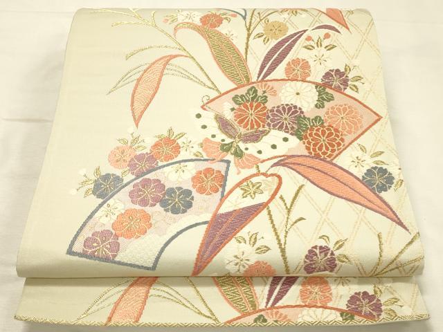 ■■■　サイズ　■■■ 長さ 432cm 幅 31cm程 ■■■　商品詳細　■■■ 【正絹】 詳細に関しましては、画像をご確認ください。 大変上質な逸品になります。 お安く出品致しますので、是非この機会にいかがでしょうか？ ※汚れ等に関しましては、着用時には見えない部分になるかと思いますのであまり気にならずお召になれるかと思います。 ■■■　注意事項　■■■ ■モニター発色の具合により色合いが異なる場合がございます。 ■寸法は多少の誤差が生じる場合がございますのでご了承ください。 ■縫込みの長さが左右非対称の場合は短い部分を記載しております。 左右非対称であってもご返品・お値引き等の保証は出来かねますので、ご了承の上ご購入をお願い致します。 ■シミ等のチェックには注意を払っておりますが、見落としがある場合もございますし、個人の見解も様々ですので神経質な方のご購入はお控えください。 ■箪笥に入っておりました着物や帯なので畳みシワや匂いがあるものもございます。 ■お休みは基本的に土日祝となりますが、その他臨時でお休みする場合がございますのでご了承ください。 ■商品の発送は平日のみの発送となります。 ■夜間と土曜、日曜日はお問い合わせの回答が遅れる場合がございます。 ■当店では、お直し、紋入れ、お手入れ等は承っておりません。 ■生地の状態（ヤケ、経年劣化等）によってはサイズ直しが出来ない場合がございます。 その点もどうかご了承のうえ、ご購入をお願いいたします。 ■弊社で取り扱う商品は一点ものにつき、時期や在庫状況に応じて金額が変更となる場合がございます。 ■検針は行っておりません。予めご了承いただきますようお願いいたします。 ■【洗える着物】と記載のある商品におきましては、商品お届け後に洗濯を行ってしまってからのご返品にはご対応しかねます。 念の為、専門店でのお手入れをお願いいたします。 ■写真に写っている物が全てになります。それ以外の付属品はございませんのでご了承ください。 ■状態に関する写真につきましては、掲載可能な写真枚数に限りがあるため、各箇所につき1枚参考画像を掲載しております。 ■着物のサイズ目安は下記を参考ください↓ ＜女性着物＞　お端折り次第で＋5cm　−1cmが着用可能サイズ 　例）身丈170cmの場合、身長160cm〜175cm ＜男性着物＞　身丈＋約25cm〜27cm程が適応身長 　例）身丈155cmの場合、身長180〜182cm