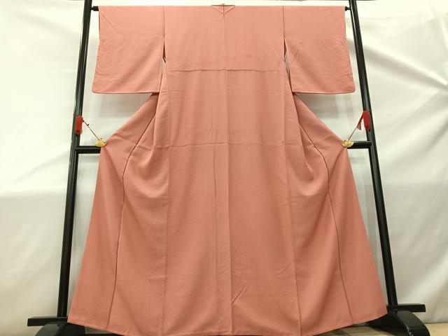 ■■■　サイズ　■■■ 身丈 165cm（肩から） 裄丈 64cm 袖丈 52cm　縫込み 6cm 袖幅 33cm 前幅 23cm 後幅 29cm 着物縫いこみ 内揚げ 0cm 裄 お袖側 約3.5cm　身頃側 約4cm ■■■　商品詳細　■■■ 【正絹】 状態は特に目立ったシミ汚れなどもなく大変良い状態です。 大変上質な逸品になります。 お安く出品致しますので、是非この機会にいかがでしょうか？ ■■■　注意事項　■■■ ■モニター発色の具合により色合いが異なる場合がございます。 ■寸法は多少の誤差が生じる場合がございますのでご了承ください。 ■縫込みの長さが左右非対称の場合は短い部分を記載しております。 左右非対称であってもご返品・お値引き等の保証は出来かねますので、ご了承の上ご購入をお願い致します。 ■シミ等のチェックには注意を払っておりますが、見落としがある場合もございますし、個人の見解も様々ですので神経質な方のご購入はお控えください。 ■箪笥に入っておりました着物や帯なので畳みシワや匂いがあるものもございます。 ■お休みは基本的に土日祝となりますが、その他臨時でお休みする場合がございますのでご了承ください。 ■商品の発送は平日のみの発送となります。 ■夜間と土曜、日曜日はお問い合わせの回答が遅れる場合がございます。 ■当店では、お直し、紋入れ、お手入れ等は承っておりません。 ■生地の状態（ヤケ、経年劣化等）によってはサイズ直しが出来ない場合がございます。 その点もどうかご了承のうえ、ご購入をお願いいたします。 ■弊社で取り扱う商品は一点ものにつき、時期や在庫状況に応じて金額が変更となる場合がございます。 ■検針は行っておりません。予めご了承いただきますようお願いいたします。 ■【洗える着物】と記載のある商品におきましては、商品お届け後に洗濯を行ってしまってからのご返品にはご対応しかねます。 念の為、専門店でのお手入れをお願いいたします。 ■着物のサイズ目安は下記を参考ください↓ ＜女性着物＞　お端折り次第で＋5cm　−1cmが着用可能サイズ 　例）身丈170cmの場合、身長160cm〜175cm ＜男性着物＞　身丈＋約25cm〜27cm程が適応身長 　例）身丈155cmの場合、身長180〜182cm