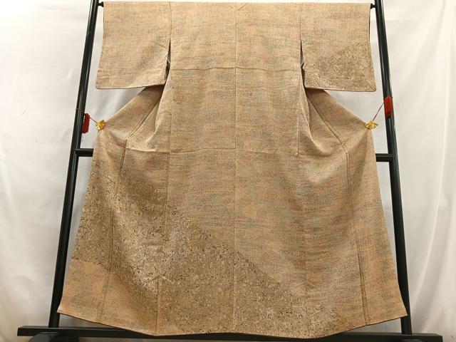 ■■■　サイズ　■■■ 身丈 158cm（肩から） 裄丈 65cm 袖丈 49cm　縫込み 6cm 袖幅 32.5cm 前幅 25cm 後幅 31cm 着物縫いこみ 内揚げ 6.5cm 裄 お袖側 約2.5cm　身頃側 約3cm ■■■　商品詳細　■■■ 【正絹】 状態は特に目立ったシミ汚れなどもなく大変良い状態です。 大変上質な逸品になります。 お安く出品致しますので、是非この機会にいかがでしょうか？ ■■■　注意事項　■■■ ■モニター発色の具合により色合いが異なる場合がございます。 ■寸法は多少の誤差が生じる場合がございますのでご了承ください。 ■縫込みの長さが左右非対称の場合は短い部分を記載しております。 左右非対称であってもご返品・お値引き等の保証は出来かねますので、ご了承の上ご購入をお願い致します。 ■シミ等のチェックには注意を払っておりますが、見落としがある場合もございますし、個人の見解も様々ですので神経質な方のご購入はお控えください。 ■箪笥に入っておりました着物や帯なので畳みシワや匂いがあるものもございます。 ■お休みは基本的に土日祝となりますが、その他臨時でお休みする場合がございますのでご了承ください。 ■商品の発送は平日のみの発送となります。 ■夜間と土曜、日曜日はお問い合わせの回答が遅れる場合がございます。 ■当店では、お直し、紋入れ、お手入れ等は承っておりません。 ■生地の状態（ヤケ、経年劣化等）によってはサイズ直しが出来ない場合がございます。 その点もどうかご了承のうえ、ご購入をお願いいたします。 ■弊社で取り扱う商品は一点ものにつき、時期や在庫状況に応じて金額が変更となる場合がございます。 ■検針は行っておりません。予めご了承いただきますようお願いいたします。 ■【洗える着物】と記載のある商品におきましては、商品お届け後に洗濯を行ってしまってからのご返品にはご対応しかねます。 念の為、専門店でのお手入れをお願いいたします。 ■着物のサイズ目安は下記を参考ください↓ ＜女性着物＞　お端折り次第で＋5cm　−1cmが着用可能サイズ 　例）身丈170cmの場合、身長160cm〜175cm ＜男性着物＞　身丈＋約25cm〜27cm程が適応身長 　例）身丈155cmの場合、身長180〜182cm