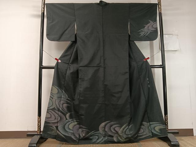 ■■■　サイズ　■■■ 身丈 163cm（肩から） 裄丈 66.5cm 袖丈 48cm　縫込み 5.5cm 袖幅 33.5cm 前幅 25.5cm 後幅 28.5cm 着物縫いこみ 内揚げ 3cm 裄 お袖側 約3.5cm　身頃側 約3cm ■■■　商品詳細　■■■ 【正絹】 状態は接写画像のように衿山に薄い汚れがございますが その他特に目立ったシミ汚れなどもなく大変良い状態です。 大変上質な逸品になります。 お安く出品致しますので、是非この機会にいかがでしょうか？ ■■■　注意事項　■■■ ■モニター発色の具合により色合いが異なる場合がございます。 ■寸法は多少の誤差が生じる場合がございますのでご了承ください。 ■縫込みの長さが左右非対称の場合は短い部分を記載しております。 左右非対称であってもご返品・お値引き等の保証は出来かねますので、ご了承の上ご購入をお願い致します。 ■シミ等のチェックには注意を払っておりますが、見落としがある場合もございますし、個人の見解も様々ですので神経質な方のご購入はお控えください。 ■箪笥に入っておりました着物や帯なので畳みシワや匂いがあるものもございます。 ■お休みは基本的に土日祝となりますが、その他臨時でお休みする場合がございますのでご了承ください。 ■商品の発送は平日のみの発送となります。 ■夜間と土曜、日曜日はお問い合わせの回答が遅れる場合がございます。 ■当店では、お直し、紋入れ、お手入れ等は承っておりません。 ■生地の状態（ヤケ、経年劣化等）によってはサイズ直しが出来ない場合がございます。 その点もどうかご了承のうえ、ご購入をお願いいたします。 ■弊社で取り扱う商品は一点ものにつき、時期や在庫状況に応じて金額が変更となる場合がございます。 ■検針は行っておりません。予めご了承いただきますようお願いいたします。 ■【洗える着物】と記載のある商品におきましては、商品お届け後に洗濯を行ってしまってからのご返品にはご対応しかねます。 念の為、専門店でのお手入れをお願いいたします。 ■着物のサイズ目安は下記を参考ください↓ ＜女性着物＞　お端折り次第で＋5cm　−1cmが着用可能サイズ 　例）身丈170cmの場合、身長160cm〜175cm ＜男性着物＞　身丈＋約25cm〜27cm程が適応身長 　例）身丈155cmの場合、身長180〜182cm