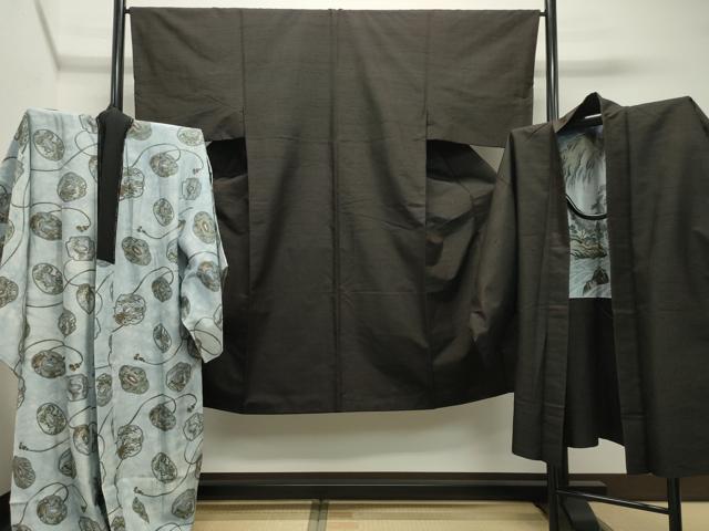 ■■■　サイズ　■■■ 【着物】 身丈 134cm（肩から） 裄丈 66cm 袖丈 47cm　縫込み 4.5cm 袖幅 34cm 前幅 24.5cm 後幅 30.5cm 着物縫いこみ 内揚げ 4cm 裄 お袖側 約5cm　身頃側 約3cm 【羽織】 身丈 86cm（肩から） 裄丈 67.5cm 袖丈 48cm　縫込み 4cm 袖幅 35cm 前幅 20cm 後幅 30cm 裄 お袖側 約4cm　身頃側 約5.5cm 【長襦袢：無双仕立て】 身丈 131cm（肩から） 裄丈 65cm 袖丈 46cm　縫込み 1.5cm 袖幅 33.5cm 前幅 29.5cm 後幅 31.5cm 裄 お袖側 約5cm　身頃側 約4cm ■■■　商品詳細　■■■ 【正絹】 着物の状態は特に目立ったシミ汚れなどもなく大変良い状態です。 大変上質な逸品になります。 羽織の状態は接写画像のように羽裏に薄い汚れがございますが その他表地は特に目立ったシミ汚れなどもなく大変良い状態です。 長襦袢の状態は特に目立ったシミ汚れなどもなく大変良い状態です。 大変上質な逸品になります。 お安く出品致しますので、是非この機会にいかがでしょうか？ ■■■　注意事項　■■■ ■モニター発色の具合により色合いが異なる場合がございます。 ■寸法は多少の誤差が生じる場合がございますのでご了承ください。 ■縫込みの長さが左右非対称の場合は短い部分を記載しております。 左右非対称であってもご返品・お値引き等の保証は出来かねますので、ご了承の上ご購入をお願い致します。 ■シミ等のチェックには注意を払っておりますが、見落としがある場合もございますし、個人の見解も様々ですので神経質な方のご購入はお控えください。 ■箪笥に入っておりました着物や帯なので畳みシワや匂いがあるものもございます。 ■お休みは基本的に土日祝となりますが、その他臨時でお休みする場合がございますのでご了承ください。 ■商品の発送は平日のみの発送となります。 ■夜間と土曜、日曜日はお問い合わせの回答が遅れる場合がございます。 ■当店では、お直し、紋入れ、お手入れ等は承っておりません。 ■生地の状態（ヤケ、経年劣化等）によってはサイズ直しが出来ない場合がございます。 その点もどうかご了承のうえ、ご購入をお願いいたします。 ■弊社で取り扱う商品は一点ものにつき、時期や在庫状況に応じて金額が変更となる場合がございます。 ■検針は行っておりません。予めご了承いただきますようお願いいたします。 ■【洗える着物】と記載のある商品におきましては、商品お届け後に洗濯を行ってしまってからのご返品にはご対応しかねます。 念の為、専門店でのお手入れをお願いいたします。 ■着物のサイズ目安は下記を参考ください↓ ＜女性着物＞　お端折り次第で＋5cm　−1cmが着用可能サイズ 　例）身丈170cmの場合、身長160cm〜175cm ＜男性着物＞　身丈＋約25cm〜27cm程が適応身長 　例）身丈155cmの場合、身長180〜182cm