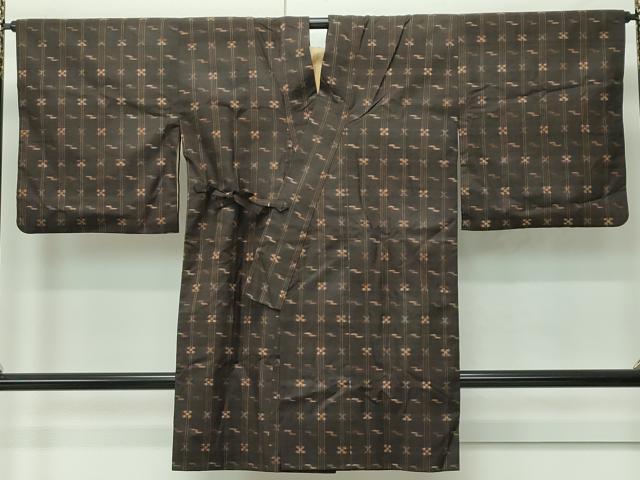 ■■■　サイズ　■■■ 身丈 96cm（肩から） 裄丈 67cm 袖丈 47cm 袖幅 35cm 前幅 24cm 後幅 28.5cm 裄 お袖側 約 1cm　身頃側 約 3.5cm ■■■　商品詳細　■■■ 【正絹】 状態は特に目立ったシミ汚れなどもなく大変良い状態です。 久米島紬は、蚕から取った真綿でつむいだ糸を原料糸として、 天然の草木、泥染めによって染色します。 織りは、手投杼を用いて丹念に手織りで織り上げます。 これらのすべては伝統を踏襲し、 一貫した手作業を一人の織子が行うところにあります。 したがって、久米島紬にはつくる人の想い入れが込められ、 紬糸のもつしなやかな風合いが着る人の着心地を満足させ、 さらに気品をかもし出します。 久米島紬は、昭和50年には、伝統工芸品として通産産業大臣の指定を受け、 昭和52年には県の無形文化財として指定され、 さらに平成16年には国の重要文化財として指定されました。 大変上質な極上の逸品になります。 お安く出品致しますので、是非この機会にいかがでしょうか？ ■■■　注意事項　■■■ ■モニター発色の具合により色合いが異なる場合がございます。 ■寸法は多少の誤差が生じる場合がございますのでご了承ください。 ■縫込みの長さが左右非対称の場合は短い部分を記載しております。 左右非対称であってもご返品・お値引き等の保証は出来かねますので、ご了承の上ご購入をお願い致します。 ■シミ等のチェックには注意を払っておりますが、見落としがある場合もございますし、個人の見解も様々ですので神経質な方のご購入はお控えください。 ■箪笥に入っておりました着物や帯なので畳みシワや匂いがあるものもございます。 ■お休みは基本的に土日祝となりますが、その他臨時でお休みする場合がございますのでご了承ください。 ■商品の発送は平日のみの発送となります。 ■夜間と土曜、日曜日はお問い合わせの回答が遅れる場合がございます。 ■当店では、お直し、紋入れ、お手入れ等は承っておりません。 ■生地の状態（ヤケ、経年劣化等）によってはサイズ直しが出来ない場合がございます。 その点もどうかご了承のうえ、ご購入をお願いいたします。 ■弊社で取り扱う商品は一点ものにつき、時期や在庫状況に応じて金額が変更となる場合がございます。 ■検針は行っておりません。予めご了承いただきますようお願いいたします。 ■【洗える着物】と記載のある商品におきましては、商品お届け後に洗濯を行ってしまってからのご返品にはご対応しかねます。 念の為、専門店でのお手入れをお願いいたします。 ■着物のサイズ目安は下記を参考ください↓ ＜女性着物＞　お端折り次第で＋5?　−10?が着用可能サイズ 　例）身丈170?の場合、身長160?〜175? ＜男性着物＞　身丈＋約25?〜27?程が適応身長 　例）身丈155?の場合、身長180〜182?