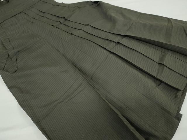 ■■■　サイズ　■■■ 紐下丈　約81cm ■■■　商品詳細　■■■ 【正絹】 状態は接写画像のように後ろ幅に薄い汚れがございますが その他特に目立ったシミ汚れなどもなく大変良い状態です。 大変上質な逸品になります。 お安く出品致しますので、是非この機会にいかがでしょうか？ ■■■　注意事項　■■■ ■モニター発色の具合により色合いが異なる場合がございます。 ■寸法は多少の誤差が生じる場合がございますのでご了承ください。 ■縫込みの長さが左右非対称の場合は短い部分を記載しております。 左右非対称であってもご返品・お値引き等の保証は出来かねますので、ご了承の上ご購入をお願い致します。 ■シミ等のチェックには注意を払っておりますが、見落としがある場合もございますし、個人の見解も様々ですので神経質な方のご購入はお控えください。 ■箪笥に入っておりました着物や帯なので畳みシワや匂いがあるものもございます。 ■お休みは基本的に土日祝となりますが、その他臨時でお休みする場合がございますのでご了承ください。 ■商品の発送は平日のみの発送となります。 ■夜間と土曜、日曜日はお問い合わせの回答が遅れる場合がございます。 ■当店では、お直し、紋入れ、お手入れ等は承っておりません。 ■生地の状態（ヤケ、経年劣化等）によってはサイズ直しが出来ない場合がございます。 その点もどうかご了承のうえ、ご購入をお願いいたします。 ■弊社で取り扱う商品は一点ものにつき、時期や在庫状況に応じて金額が変更となる場合がございます。 ■検針は行っておりません。予めご了承いただきますようお願いいたします。 ■【洗える着物】と記載のある商品におきましては、商品お届け後に洗濯を行ってしまってからのご返品にはご対応しかねます。 念の為、専門店でのお手入れをお願いいたします。 ■着物のサイズ目安は下記を参考ください↓ ＜女性着物＞　お端折り次第で＋5cm　−1cmが着用可能サイズ 　例）身丈170cmの場合、身長160cm〜175cm ＜男性着物＞　身丈＋約25cm〜27cm程が適応身長 　例）身丈155cmの場合、身長180〜182cm