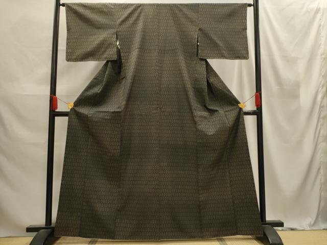 ■■■　サイズ　■■■ 身丈 162cm（肩から） 裄丈 64cm 袖丈 43cm　縫込み 3.5cm 袖幅 34cm 前幅 23cm 後幅 29cm 着物縫いこみ 内揚げ 0cm 裄 お袖側 約1.5cm　身頃側 約4.5cm ■■■　商品詳細　■■■ 【正絹】 状態は特に目立ったシミ汚れなどもなく大変良い状態です。 大変上質な逸品になります。 お安く出品致しますので、是非この機会にいかがでしょうか？ ■■■　注意事項　■■■ ■モニター発色の具合により色合いが異なる場合がございます。 ■寸法は多少の誤差が生じる場合がございますのでご了承ください。 ■縫込みの長さが左右非対称の場合は短い部分を記載しております。 左右非対称であってもご返品・お値引き等の保証は出来かねますので、ご了承の上ご購入をお願い致します。 ■シミ等のチェックには注意を払っておりますが、見落としがある場合もございますし、個人の見解も様々ですので神経質な方のご購入はお控えください。 ■箪笥に入っておりました着物や帯なので畳みシワや匂いがあるものもございます。 ■お休みは基本的に土日祝となりますが、その他臨時でお休みする場合がございますのでご了承ください。 ■商品の発送は平日のみの発送となります。 ■夜間と土曜、日曜日はお問い合わせの回答が遅れる場合がございます。 ■当店では、お直し、紋入れ、お手入れ等は承っておりません。 ■生地の状態（ヤケ、経年劣化等）によってはサイズ直しが出来ない場合がございます。 その点もどうかご了承のうえ、ご購入をお願いいたします。 ■弊社で取り扱う商品は一点ものにつき、時期や在庫状況に応じて金額が変更となる場合がございます。 ■検針は行っておりません。予めご了承いただきますようお願いいたします。 ■【洗える着物】と記載のある商品におきましては、商品お届け後に洗濯を行ってしまってからのご返品にはご対応しかねます。 念の為、専門店でのお手入れをお願いいたします。 ■着物のサイズ目安は下記を参考ください↓ ＜女性着物＞　お端折り次第で＋5cm　−1cmが着用可能サイズ 　例）身丈170cmの場合、身長160cm〜175cm ＜男性着物＞　身丈＋約25cm〜27cm程が適応身長 　例）身丈155cmの場合、身長180〜182cm