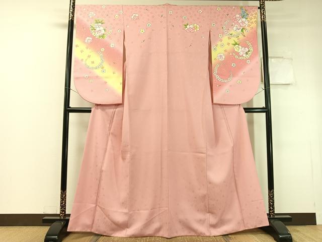 ■■■　サイズ　■■■ 身丈 164cm（肩から） 裄丈 66cm 袖丈 75cm　縫込み 3.5cm 袖幅 34cm 前幅 24cm 後幅 29.5cm 着物縫いこみ 内揚げ 2cm 裄 お袖側 約3cm　身頃側 約2cm ■■■　商品詳細　■■■ 【化繊・重ね衿：取り外し可能】 状態は特に目立ったシミ汚れなどもなく大変良い状態です。 お安く出品致しますので、是非この機会にいかがでしょうか？※ご自身で洗濯された場合の保証はできかねます。 専門店にご相談ください。 ■■■　注意事項　■■■ ■モニター発色の具合により色合いが異なる場合がございます。 ■寸法は多少の誤差が生じる場合がございますのでご了承ください。 ■縫込みの長さが左右非対称の場合は短い部分を記載しております。 左右非対称であってもご返品・お値引き等の保証は出来かねますので、ご了承の上ご購入をお願い致します。 ■シミ等のチェックには注意を払っておりますが、見落としがある場合もございますし、個人の見解も様々ですので神経質な方のご購入はお控えください。 ■箪笥に入っておりました着物や帯なので畳みシワや匂いがあるものもございます。 ■お休みは基本的に土日祝となりますが、その他臨時でお休みする場合がございますのでご了承ください。 ■商品の発送は平日のみの発送となります。 ■夜間と土曜、日曜日はお問い合わせの回答が遅れる場合がございます。 ■当店では、お直し、紋入れ、お手入れ等は承っておりません。 ■生地の状態（ヤケ、経年劣化等）によってはサイズ直しが出来ない場合がございます。 その点もどうかご了承のうえ、ご購入をお願いいたします。 ■弊社で取り扱う商品は一点ものにつき、時期や在庫状況に応じて金額が変更となる場合がございます。 ■検針は行っておりません。予めご了承いただきますようお願いいたします。 ■【洗える着物】と記載のある商品におきましては、商品お届け後に洗濯を行ってしまってからのご返品にはご対応しかねます。 念の為、専門店でのお手入れをお願いいたします。 ■着物のサイズ目安は下記を参考ください↓ ＜女性着物＞　お端折り次第で＋5cm　−1cmが着用可能サイズ 　例）身丈170cmの場合、身長160cm〜175cm ＜男性着物＞　身丈＋約25cm〜27cm程が適応身長 　例）身丈155cmの場合、身長180〜182cm