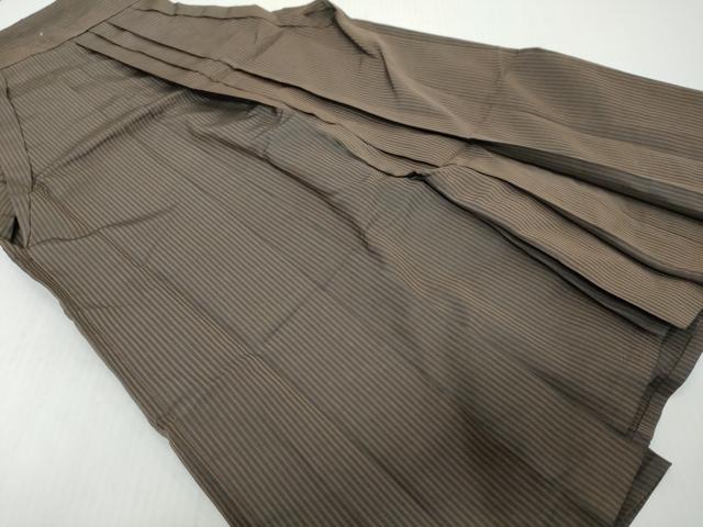 ■■■　サイズ　■■■ 紐下丈　約85cm ■■■　商品詳細　■■■ 【正絹】 状態は接写画像のように後ろ幅・二のひだに薄い汚れがございますが その他特に目立ったシミ汚れなどもなく大変良い状態です。 大変上質な逸品になります。 お安く出品致しますので、是非この機会にいかがでしょうか？ ■■■　注意事項　■■■ ■モニター発色の具合により色合いが異なる場合がございます。 ■寸法は多少の誤差が生じる場合がございますのでご了承ください。 ■縫込みの長さが左右非対称の場合は短い部分を記載しております。 左右非対称であってもご返品・お値引き等の保証は出来かねますので、ご了承の上ご購入をお願い致します。 ■シミ等のチェックには注意を払っておりますが、見落としがある場合もございますし、個人の見解も様々ですので神経質な方のご購入はお控えください。 ■箪笥に入っておりました着物や帯なので畳みシワや匂いがあるものもございます。 ■お休みは基本的に土日祝となりますが、その他臨時でお休みする場合がございますのでご了承ください。 ■商品の発送は平日のみの発送となります。 ■夜間と土曜、日曜日はお問い合わせの回答が遅れる場合がございます。 ■当店では、お直し、紋入れ、お手入れ等は承っておりません。 ■生地の状態（ヤケ、経年劣化等）によってはサイズ直しが出来ない場合がございます。 その点もどうかご了承のうえ、ご購入をお願いいたします。 ■弊社で取り扱う商品は一点ものにつき、時期や在庫状況に応じて金額が変更となる場合がございます。 ■検針は行っておりません。予めご了承いただきますようお願いいたします。 ■【洗える着物】と記載のある商品におきましては、商品お届け後に洗濯を行ってしまってからのご返品にはご対応しかねます。 念の為、専門店でのお手入れをお願いいたします。 ■写真に写っている物が全てになります。それ以外の付属品はございませんのでご了承ください。 ■状態に関する写真につきましては、掲載可能な写真枚数に限りがあるため、各箇所につき1枚参考画像を掲載しております。 ■着物のサイズ目安は下記を参考ください↓ ＜女性着物＞　お端折り次第で＋5cm　−1cmが着用可能サイズ 　例）身丈170cmの場合、身長160cm〜175cm ＜男性着物＞　身丈＋約25cm〜27cm程が適応身長 　例）身丈155cmの場合、身長180〜182cm