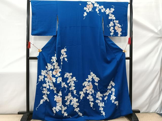 ■■■　サイズ　■■■ 身丈 167cm（肩から） 裄丈 66cm 袖丈 48cm　縫込み 4cm 袖幅 34cm 前幅 24cm 後幅 30cm 着物縫いこみ 内揚げ 6cm 裄 お袖側 約2cm　身頃側 約2.5cm ■■■　商品詳細　■■■ 【正絹】 状態は画像を添付しておりますので、そちらをご確認下さいますよう宜しくお願い致します。 大変上質な逸品になります。 お安く出品致しますので、是非この機会にいかがでしょうか？ ■■■　注意事項　■■■ ■モニター発色の具合により色合いが異なる場合がございます。 ■寸法は多少の誤差が生じる場合がございますのでご了承ください。 ■縫込みの長さが左右非対称の場合は短い部分を記載しております。 左右非対称であってもご返品・お値引き等の保証は出来かねますので、ご了承の上ご購入をお願い致します。 ■シミ等のチェックには注意を払っておりますが、見落としがある場合もございますし、個人の見解も様々ですので神経質な方のご購入はお控えください。 ■箪笥に入っておりました着物や帯なので畳みシワや匂いがあるものもございます。 ■お休みは基本的に土日祝となりますが、その他臨時でお休みする場合がございますのでご了承ください。 ■商品の発送は平日のみの発送となります。 ■夜間と土曜、日曜日はお問い合わせの回答が遅れる場合がございます。 ■当店では、お直し、紋入れ、お手入れ等は承っておりません。 ■生地の状態（ヤケ、経年劣化等）によってはサイズ直しが出来ない場合がございます。 その点もどうかご了承のうえ、ご購入をお願いいたします。 ■弊社で取り扱う商品は一点ものにつき、時期や在庫状況に応じて金額が変更となる場合がございます。 ■検針は行っておりません。予めご了承いただきますようお願いいたします。 ■【洗える着物】と記載のある商品におきましては、商品お届け後に洗濯を行ってしまってからのご返品にはご対応しかねます。 念の為、専門店でのお手入れをお願いいたします。 ■着物のサイズ目安は下記を参考ください↓ ＜女性着物＞　お端折り次第で＋5cm　−1cmが着用可能サイズ 　例）身丈170cmの場合、身長160cm〜175cm ＜男性着物＞　身丈＋約25cm〜27cm程が適応身長 　例）身丈155cmの場合、身長180〜182cm