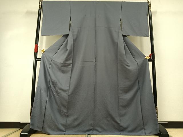 ■■■　サイズ　■■■ 身丈 170cm（肩から） 裄丈 69cm 袖丈 49cm　縫込み 6cm 袖幅 34cm 前幅 27cm 後幅 31cm 着物縫いこみ 内揚げ 1cm 裄 お袖側 約3cm　身頃側 約1cm ■■■　商品詳細　■■■ 【正絹】 状態は特に目立ったシミ汚れなどもなく大変良い状態です。 大変上質な逸品になります。 お安く出品致しますので、是非この機会にいかがでしょうか？ ■■■　注意事項　■■■ ■モニター発色の具合により色合いが異なる場合がございます。 ■寸法は多少の誤差が生じる場合がございますのでご了承ください。 ■縫込みの長さが左右非対称の場合は短い部分を記載しております。 左右非対称であってもご返品・お値引き等の保証は出来かねますので、ご了承の上ご購入をお願い致します。 ■シミ等のチェックには注意を払っておりますが、見落としがある場合もございますし、個人の見解も様々ですので神経質な方のご購入はお控えください。 ■箪笥に入っておりました着物や帯なので畳みシワや匂いがあるものもございます。 ■お休みは基本的に土日祝となりますが、その他臨時でお休みする場合がございますのでご了承ください。 ■商品の発送は平日のみの発送となります。 ■夜間と土曜、日曜日はお問い合わせの回答が遅れる場合がございます。 ■当店では、お直し、紋入れ、お手入れ等は承っておりません。 ■生地の状態（ヤケ、経年劣化等）によってはサイズ直しが出来ない場合がございます。 その点もどうかご了承のうえ、ご購入をお願いいたします。 ■弊社で取り扱う商品は一点ものにつき、時期や在庫状況に応じて金額が変更となる場合がございます。 ■検針は行っておりません。予めご了承いただきますようお願いいたします。 ■【洗える着物】と記載のある商品におきましては、商品お届け後に洗濯を行ってしまってからのご返品にはご対応しかねます。 念の為、専門店でのお手入れをお願いいたします。 ■写真に写っている物が全てになります。それ以外の付属品はございませんのでご了承ください。 ■状態に関する写真につきましては、掲載可能な写真枚数に限りがあるため、各箇所につき1枚参考画像を掲載しております。 ■着物のサイズ目安は下記を参考ください↓ ＜女性着物＞　お端折り次第で＋5cm　－1cmが着用可能サイズ 　例）身丈170cmの場合、身長160cm～175cm ＜男性着物＞　身丈＋約25cm～27cm程が適応身長 　例）身丈155cmの場合、身長180～182cm