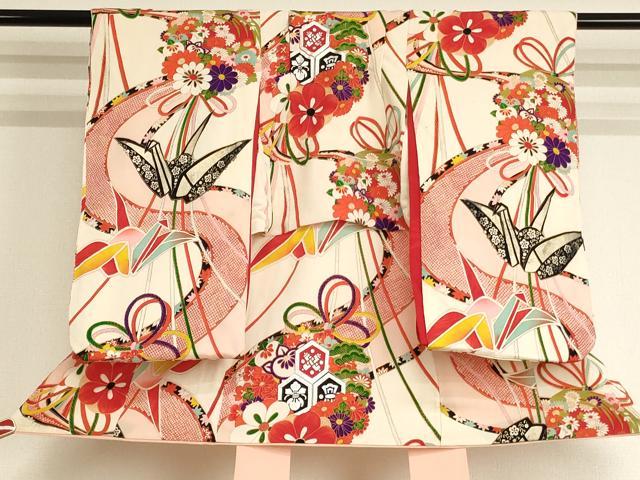 ■■■　サイズ　■■■ 【祝着】 身丈 68.5cm（肩から） 裄丈 36cm（肩上げ　1.5cm） 袖丈 56.5cm　縫込み 3cm 袖幅 25cm 前幅 13.5cm 後幅 15cm 着物縫いこみ 内揚げ 0cm （腰上げ　13cm） 裄 お袖側 約3cm　身頃側 約1cm ■■■　商品詳細　■■■ 着物【正絹・嘘つき襦袢】の状態は接写画像のように上前・両袖・衿裏に汚れがございますが その他特に目立ったシミ汚れなどもなく大変良い状態です。 大変上質な逸品になります。 お安く出品致しますので、是非この機会にいかがでしょうか？ ■■■　注意事項　■■■ ■モニター発色の具合により色合いが異なる場合がございます。 ■寸法は多少の誤差が生じる場合がございますのでご了承ください。 ■縫込みの長さが左右非対称の場合は短い部分を記載しております。 左右非対称であってもご返品・お値引き等の保証は出来かねますので、ご了承の上ご購入をお願い致します。 ■シミ等のチェックには注意を払っておりますが、見落としがある場合もございますし、個人の見解も様々ですので神経質な方のご購入はお控えください。 ■箪笥に入っておりました着物や帯なので畳みシワや匂いがあるものもございます。 ■お休みは基本的に土日祝となりますが、その他臨時でお休みする場合がございますのでご了承ください。 ■商品の発送は平日のみの発送となります。 ■夜間と土曜、日曜日はお問い合わせの回答が遅れる場合がございます。 ■当店では、お直し、紋入れ、お手入れ等は承っておりません。 ■生地の状態（ヤケ、経年劣化等）によってはサイズ直しが出来ない場合がございます。 その点もどうかご了承のうえ、ご購入をお願いいたします。 ■弊社で取り扱う商品は一点ものにつき、時期や在庫状況に応じて金額が変更となる場合がございます。 ■検針は行っておりません。予めご了承いただきますようお願いいたします。 ■【洗える着物】と記載のある商品におきましては、商品お届け後に洗濯を行ってしまってからのご返品にはご対応しかねます。 念の為、専門店でのお手入れをお願いいたします。 ■写真に写っている物が全てになります。それ以外の付属品はございませんのでご了承ください。 ■状態に関する写真につきましては、掲載可能な写真枚数に限りがあるため、各箇所につき1枚参考画像を掲載しております。 ■着物のサイズ目安は下記を参考ください↓ ＜女性着物＞　お端折り次第で＋5cm　−1cmが着用可能サイズ 　例）身丈170cmの場合、身長160cm〜175cm ＜男性着物＞　身丈＋約25cm〜27cm程が適応身長 　例）身丈155cmの場合、身長180〜182cm