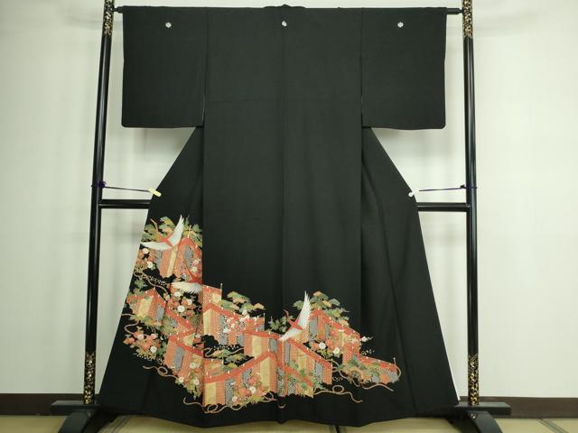 ■■■　サイズ　■■■ 身丈 157.5cm（肩から） 裄丈 63cm 袖丈 49cm　縫込み 3cm 袖幅 32.5cm 前幅 24cm 後幅 30.5cm 着物縫いこみ 内揚げ 10cm 裄 お袖側 約3cm　身頃側 約4.5cm ■■■　商品詳細　■■■ 【正絹・五つ紋・比翼仕立て】 状態は特に目立ったシミ汚れなどもなく大変良い状態です。 大変上質な逸品になります。 お安く出品致しますので、是非この機会にいかがでしょうか？ ■■■　注意事項　■■■ ■モニター発色の具合により色合いが異なる場合がございます。 ■寸法は多少の誤差が生じる場合がございますのでご了承ください。 ■縫込みの長さが左右非対称の場合は短い部分を記載しております。 左右非対称であってもご返品・お値引き等の保証は出来かねますので、ご了承の上ご購入をお願い致します。 ■シミ等のチェックには注意を払っておりますが、見落としがある場合もございますし、個人の見解も様々ですので神経質な方のご購入はお控えください。 ■箪笥に入っておりました着物や帯なので畳みシワや匂いがあるものもございます。 ■お休みは基本的に土日祝となりますが、その他臨時でお休みする場合がございますのでご了承ください。 ■商品の発送は平日のみの発送となります。 ■夜間と土曜、日曜日はお問い合わせの回答が遅れる場合がございます。 ■当店では、お直し、紋入れ、お手入れ等は承っておりません。 ■生地の状態（ヤケ、経年劣化等）によってはサイズ直しが出来ない場合がございます。 その点もどうかご了承のうえ、ご購入をお願いいたします。 ■弊社で取り扱う商品は一点ものにつき、時期や在庫状況に応じて金額が変更となる場合がございます。 ■検針は行っておりません。予めご了承いただきますようお願いいたします。 ■【洗える着物】と記載のある商品におきましては、商品お届け後に洗濯を行ってしまってからのご返品にはご対応しかねます。 念の為、専門店でのお手入れをお願いいたします。 ■着物のサイズ目安は下記を参考ください↓ ＜女性着物＞　お端折り次第で＋5cm　−1cmが着用可能サイズ 　例）身丈170cmの場合、身長160cm〜175cm ＜男性着物＞　身丈＋約25cm〜27cm程が適応身長 　例）身丈155cmの場合、身長180〜182cm