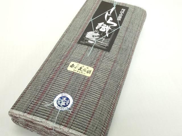 ■■■　サイズ　■■■ 長さ　　着尺分あり 幅　　　約36.5cm ■■■　商品詳細　■■■ 【綿・未使用】 状態は特に目立ったシミ汚れなどもなく大変良い状態です。 徳島県の伝統的な綿織物で、 国によって伝統的工芸品に指定されている阿波しじら織。 かつて徳島藩では庶民の絹織物の着用が禁じられており、 綿織物をよりお洒落に楽しみたいという人々の思いから生まれた織物です。 経糸の伸縮性を利用した、独特のしぼのある風合いが 素朴な魅力に満ちていて、なんといっても先染め糸で 織り表された柄が気取らないお洒落さを感じさせます。 また、木綿の肌触りも大変優しくさらさらしており、 吸湿性に優れていますので蒸れずに快適な着物姿を楽しめます。 大変上質な逸品になります。 お安く出品致しますので、是非この機会にいかがでしょうか？ ■■■　注意事項　■■■ ■モニター発色の具合により色合いが異なる場合がございます。 ■寸法は多少の誤差が生じる場合がございますのでご了承ください。 ■縫込みの長さが左右非対称の場合は短い部分を記載しております。 左右非対称であってもご返品・お値引き等の保証は出来かねますので、ご了承の上ご購入をお願い致します。 ■シミ等のチェックには注意を払っておりますが、見落としがある場合もございますし、個人の見解も様々ですので神経質な方のご購入はお控えください。 ■箪笥に入っておりました着物や帯なので畳みシワや匂いがあるものもございます。 ■お休みは基本的に土日祝となりますが、その他臨時でお休みする場合がございますのでご了承ください。 ■商品の発送は平日のみの発送となります。 ■夜間と土曜、日曜日はお問い合わせの回答が遅れる場合がございます。 ■当店では、お直し、紋入れ、お手入れ等は承っておりません。 ■生地の状態（ヤケ、経年劣化等）によってはサイズ直しが出来ない場合がございます。 その点もどうかご了承のうえ、ご購入をお願いいたします。 ■弊社で取り扱う商品は一点ものにつき、時期や在庫状況に応じて金額が変更となる場合がございます。 ■検針は行っておりません。予めご了承いただきますようお願いいたします。 ■【洗える着物】と記載のある商品におきましては、商品お届け後に洗濯を行ってしまってからのご返品にはご対応しかねます。 念の為、専門店でのお手入れをお願いいたします。 ■写真に写っている物が全てになります。それ以外の付属品はございませんのでご了承ください。 ■状態に関する写真につきましては、掲載可能な写真枚数に限りがあるため、各箇所につき1枚参考画像を掲載しております。 ■着物のサイズ目安は下記を参考ください↓ ＜女性着物＞　お端折り次第で＋5cm　－1cmが着用可能サイズ 　例）身丈170cmの場合、身長160cm～175cm ＜男性着物＞　身丈＋約25cm～27cm程が適応身長 　例）身丈155cmの場合、身長180～182cm
