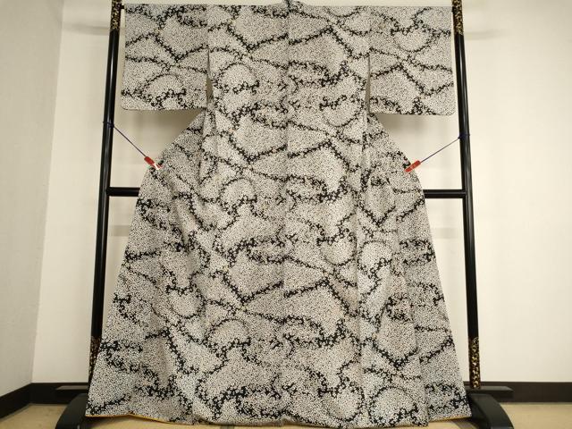 ■■■　サイズ　■■■ 身丈 169cm（肩から） 裄丈 65.5cm 袖丈 47cm　縫込み 4.5cm 袖幅 32.5cm 前幅 25cm 後幅 31.5cm 着物縫いこみ 内揚げ 0cm 裄 お袖側 約0cm　身頃側 約4cm ■■■　商品詳細　■■■ 【化繊・バチ衿】 状態は特に目立ったシミ汚れなどもなく大変良い状態です。 お安く出品致しますので、是非この機会にいかがでしょうか？※ご自身で洗濯された場合の保証はできかねます。 専門店にご相談ください。 ■■■　注意事項　■■■ ■モニター発色の具合により色合いが異なる場合がございます。 ■寸法は多少の誤差が生じる場合がございますのでご了承ください。 ■縫込みの長さが左右非対称の場合は短い部分を記載しております。 左右非対称であってもご返品・お値引き等の保証は出来かねますので、ご了承の上ご購入をお願い致します。 ■シミ等のチェックには注意を払っておりますが、見落としがある場合もございますし、個人の見解も様々ですので神経質な方のご購入はお控えください。 ■箪笥に入っておりました着物や帯なので畳みシワや匂いがあるものもございます。 ■お休みは基本的に土日祝となりますが、その他臨時でお休みする場合がございますのでご了承ください。 ■商品の発送は平日のみの発送となります。 ■夜間と土曜、日曜日はお問い合わせの回答が遅れる場合がございます。 ■当店では、お直し、紋入れ、お手入れ等は承っておりません。 ■生地の状態（ヤケ、経年劣化等）によってはサイズ直しが出来ない場合がございます。 その点もどうかご了承のうえ、ご購入をお願いいたします。 ■弊社で取り扱う商品は一点ものにつき、時期や在庫状況に応じて金額が変更となる場合がございます。 ■検針は行っておりません。予めご了承いただきますようお願いいたします。 ■【洗える着物】と記載のある商品におきましては、商品お届け後に洗濯を行ってしまってからのご返品にはご対応しかねます。 念の為、専門店でのお手入れをお願いいたします。 ■着物のサイズ目安は下記を参考ください↓ ＜女性着物＞　お端折り次第で＋5cm　−1cmが着用可能サイズ 　例）身丈170cmの場合、身長160cm〜175cm ＜男性着物＞　身丈＋約25cm〜27cm程が適応身長 　例）身丈155cmの場合、身長180〜182cm