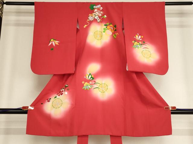 ■■■　サイズ　■■■ 【祝着】 身丈 97cm（肩から） 裄丈 44cm（肩上げ　0cm） 袖丈 54.5cm　縫込み 2.5cm 袖幅 29.5cm 前幅 14.5cm 後幅 16.5cm 着物縫いこみ 内揚げ 0cm （腰上げ　0cm） 裄 お袖側 約5.5cm　身頃側 約1.5cm ■■■　商品詳細　■■■ 着物【正絹】の状態は特に目立ったシミ汚れなどもなく大変良い状態です。 大変上質な逸品になります。 お安く出品致しますので、是非この機会にいかがでしょうか？ ■■■　注意事項　■■■ ■モニター発色の具合により色合いが異なる場合がございます。 ■寸法は多少の誤差が生じる場合がございますのでご了承ください。 ■縫込みの長さが左右非対称の場合は短い部分を記載しております。 左右非対称であってもご返品・お値引き等の保証は出来かねますので、ご了承の上ご購入をお願い致します。 ■シミ等のチェックには注意を払っておりますが、見落としがある場合もございますし、個人の見解も様々ですので神経質な方のご購入はお控えください。 ■箪笥に入っておりました着物や帯なので畳みシワや匂いがあるものもございます。 ■お休みは基本的に土日祝となりますが、その他臨時でお休みする場合がございますのでご了承ください。 ■商品の発送は平日のみの発送となります。 ■夜間と土曜、日曜日はお問い合わせの回答が遅れる場合がございます。 ■当店では、お直し、紋入れ、お手入れ等は承っておりません。 ■生地の状態（ヤケ、経年劣化等）によってはサイズ直しが出来ない場合がございます。 その点もどうかご了承のうえ、ご購入をお願いいたします。 ■弊社で取り扱う商品は一点ものにつき、時期や在庫状況に応じて金額が変更となる場合がございます。 ■検針は行っておりません。予めご了承いただきますようお願いいたします。 ■【洗える着物】と記載のある商品におきましては、商品お届け後に洗濯を行ってしまってからのご返品にはご対応しかねます。 念の為、専門店でのお手入れをお願いいたします。 ■着物のサイズ目安は下記を参考ください↓ ＜女性着物＞　お端折り次第で＋5cm　−1cmが着用可能サイズ 　例）身丈170cmの場合、身長160cm〜175cm ＜男性着物＞　身丈＋約25cm〜27cm程が適応身長 　例）身丈155cmの場合、身長180〜182cm