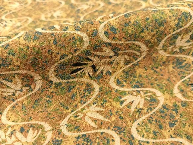 ■■■　サイズ　■■■ 身丈 152cm（肩から） 裄丈 63cm 袖丈 44cm　縫込み 5cm 袖幅 33cm 前幅 23cm 後幅 28.5cm 着物縫いこみ 内揚げ 0cm 裄 お袖側 約1cm　身頃側 約3cm ■■■　商品詳細　■■■ 【正絹・未使用】 状態は特に目立ったシミ汚れなどもなく大変良い状態です。 大変上質な逸品になります。 お安く出品致しますので、是非この機会にいかがでしょうか？ ■■■　注意事項　■■■ ■モニター発色の具合により色合いが異なる場合がございます。 ■寸法は多少の誤差が生じる場合がございますのでご了承ください。 ■縫込みの長さが左右非対称の場合は短い部分を記載しております。 左右非対称であってもご返品・お値引き等の保証は出来かねますので、ご了承の上ご購入をお願い致します。 ■シミ等のチェックには注意を払っておりますが、見落としがある場合もございますし、個人の見解も様々ですので神経質な方のご購入はお控えください。 ■箪笥に入っておりました着物や帯なので畳みシワや匂いがあるものもございます。 ■お休みは基本的に土日祝となりますが、その他臨時でお休みする場合がございますのでご了承ください。 ■商品の発送は平日のみの発送となります。 ■夜間と土曜、日曜日はお問い合わせの回答が遅れる場合がございます。 ■当店では、お直し、紋入れ、お手入れ等は承っておりません。 ■生地の状態（ヤケ、経年劣化等）によってはサイズ直しが出来ない場合がございます。 その点もどうかご了承のうえ、ご購入をお願いいたします。 ■弊社で取り扱う商品は一点ものにつき、時期や在庫状況に応じて金額が変更となる場合がございます。 ■検針は行っておりません。予めご了承いただきますようお願いいたします。 ■【洗える着物】と記載のある商品におきましては、商品お届け後に洗濯を行ってしまってからのご返品にはご対応しかねます。 念の為、専門店でのお手入れをお願いいたします。 ■着物のサイズ目安は下記を参考ください↓ ＜女性着物＞　お端折り次第で＋5cm　−1cmが着用可能サイズ 　例）身丈170cmの場合、身長160cm〜175cm ＜男性着物＞　身丈＋約25cm〜27cm程が適応身長 　例）身丈155cmの場合、身長180〜182cm