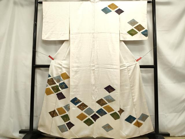 ■■■　サイズ　■■■ 身丈 158.5cm（肩から） 裄丈 63cm 袖丈 49cm　縫込み 5cm 袖幅 32.5cm 前幅 24cm 後幅 30cm 着物縫いこみ 内揚げ 3cm 裄 お袖側 約3cm　身頃側 約5cm ■■■　商品詳細　■■■ 【正絹】 状態は画像を添付しておりますので、そちらをご確認下さいますよう宜しくお願い致します。 大変上質な逸品になります。 お安く出品致しますので、是非この機会にいかがでしょうか？ ■■■　注意事項　■■■ ■モニター発色の具合により色合いが異なる場合がございます。 ■寸法は多少の誤差が生じる場合がございますのでご了承ください。 ■縫込みの長さが左右非対称の場合は短い部分を記載しております。 左右非対称であってもご返品・お値引き等の保証は出来かねますので、ご了承の上ご購入をお願い致します。 ■シミ等のチェックには注意を払っておりますが、見落としがある場合もございますし、個人の見解も様々ですので神経質な方のご購入はお控えください。 ■箪笥に入っておりました着物や帯なので畳みシワや匂いがあるものもございます。 ■お休みは基本的に土日祝となりますが、その他臨時でお休みする場合がございますのでご了承ください。 ■商品の発送は平日のみの発送となります。 ■夜間と土曜、日曜日はお問い合わせの回答が遅れる場合がございます。 ■当店では、お直し、紋入れ、お手入れ等は承っておりません。 ■生地の状態（ヤケ、経年劣化等）によってはサイズ直しが出来ない場合がございます。 その点もどうかご了承のうえ、ご購入をお願いいたします。 ■弊社で取り扱う商品は一点ものにつき、時期や在庫状況に応じて金額が変更となる場合がございます。 ■検針は行っておりません。予めご了承いただきますようお願いいたします。 ■【洗える着物】と記載のある商品におきましては、商品お届け後に洗濯を行ってしまってからのご返品にはご対応しかねます。 念の為、専門店でのお手入れをお願いいたします。 ■着物のサイズ目安は下記を参考ください↓ ＜女性着物＞　お端折り次第で＋5cm　−1cmが着用可能サイズ 　例）身丈170cmの場合、身長160cm〜175cm ＜男性着物＞　身丈＋約25cm〜27cm程が適応身長 　例）身丈155cmの場合、身長180〜182cm