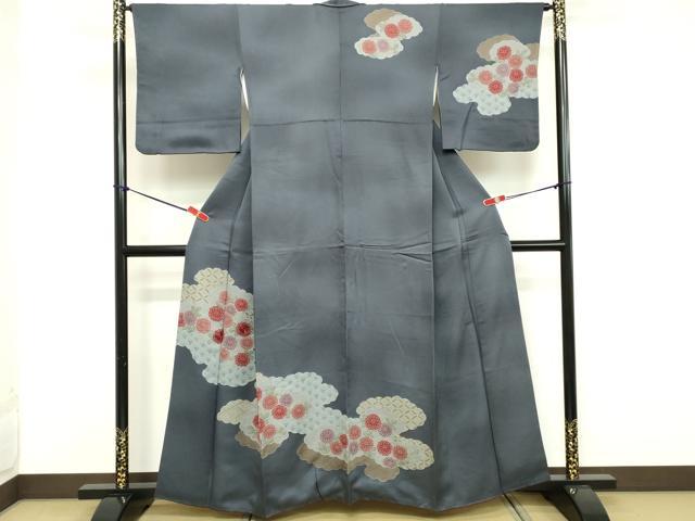 ■■■　サイズ　■■■ 身丈 158.5cm（肩から） 裄丈 65cm 袖丈 48cm　縫込み 3.5cm 袖幅 33cm 前幅 23cm 後幅 29cm 着物縫いこみ 内揚げ 7cm 裄 お袖側 約3.5cm　身頃側 約2.5cm ■■■　商品詳細　■■■ 【正絹】 状態は画像を添付しておりますので、そちらをご確認下さいますよう宜しくお願い致します。 大変上質な逸品になります。 お安く出品致しますので、是非この機会にいかがでしょうか？ ■■■　注意事項　■■■ ■モニター発色の具合により色合いが異なる場合がございます。 ■寸法は多少の誤差が生じる場合がございますのでご了承ください。 ■縫込みの長さが左右非対称の場合は短い部分を記載しております。 左右非対称であってもご返品・お値引き等の保証は出来かねますので、ご了承の上ご購入をお願い致します。 ■シミ等のチェックには注意を払っておりますが、見落としがある場合もございますし、個人の見解も様々ですので神経質な方のご購入はお控えください。 ■箪笥に入っておりました着物や帯なので畳みシワや匂いがあるものもございます。 ■お休みは基本的に土日祝となりますが、その他臨時でお休みする場合がございますのでご了承ください。 ■商品の発送は平日のみの発送となります。 ■夜間と土曜、日曜日はお問い合わせの回答が遅れる場合がございます。 ■当店では、お直し、紋入れ、お手入れ等は承っておりません。 ■生地の状態（ヤケ、経年劣化等）によってはサイズ直しが出来ない場合がございます。 その点もどうかご了承のうえ、ご購入をお願いいたします。 ■弊社で取り扱う商品は一点ものにつき、時期や在庫状況に応じて金額が変更となる場合がございます。 ■検針は行っておりません。予めご了承いただきますようお願いいたします。 ■【洗える着物】と記載のある商品におきましては、商品お届け後に洗濯を行ってしまってからのご返品にはご対応しかねます。 念の為、専門店でのお手入れをお願いいたします。 ■着物のサイズ目安は下記を参考ください↓ ＜女性着物＞　お端折り次第で＋5cm　−1cmが着用可能サイズ 　例）身丈170cmの場合、身長160cm〜175cm ＜男性着物＞　身丈＋約25cm〜27cm程が適応身長 　例）身丈155cmの場合、身長180〜182cm