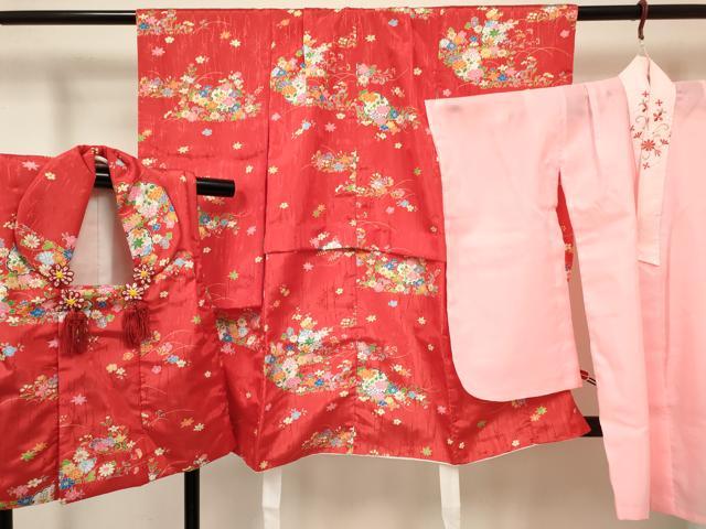 ■■■　サイズ　■■■ 【祝着】 身丈 86cm（肩から） 裄丈 41cm（肩上げ　1.5cm） 袖丈 56cm　縫込み 1cm 袖幅 25cm 前幅 15cm 後幅 19cm 着物縫いこみ 内揚げ 0cm （腰上げ　4.5cm） 裄 お袖側 約1.5cm　身頃側 約1cm 【被布】 身丈 51cm（肩から） 裄丈 15cm（肩上げ　2.5cm） 【長襦袢】 身丈 75.5cm（肩から） 裄丈 41cm（肩上げ　1cm） 袖丈 55.5cm　縫込み 0cm 袖幅 24cm 前幅 24cm 後幅 19cm 着物縫いこみ 内揚げ 0cm （腰上げ　0cm） 裄 お袖側 約1.5cm　身頃側 約1cm ■■■　商品詳細　■■■ 着物【化繊・重ね衿：取り外し可能】の 状態は特に目立ったシミ汚れなどもなく大変良い状態です。 被布【化繊】の 状態は接写画像のようにホック部分に劣化がございますが その他表地は特に目立ったシミ汚れなどもなく大変良い状態です。 気にならない方であればそのままお召しになれるかと思います。 長襦袢【化繊】の状態は特に目立ったシミ汚れなどもなく大変良い状態です。 お安く出品致しますので、是非この機会にいかがでしょうか？ ※ご自身で洗濯された場合の保証はできかねます。専門店にご相談ください。 ■■■　注意事項　■■■ ■モニター発色の具合により色合いが異なる場合がございます。 ■寸法は多少の誤差が生じる場合がございますのでご了承ください。 ■縫込みの長さが左右非対称の場合は短い部分を記載しております。 左右非対称であってもご返品・お値引き等の保証は出来かねますので、ご了承の上ご購入をお願い致します。 ■シミ等のチェックには注意を払っておりますが、見落としがある場合もございますし、個人の見解も様々ですので神経質な方のご購入はお控えください。 ■箪笥に入っておりました着物や帯なので畳みシワや匂いがあるものもございます。 ■お休みは基本的に土日祝となりますが、その他臨時でお休みする場合がございますのでご了承ください。 ■商品の発送は平日のみの発送となります。 ■夜間と土曜、日曜日はお問い合わせの回答が遅れる場合がございます。 ■当店では、お直し、紋入れ、お手入れ等は承っておりません。 ■生地の状態（ヤケ、経年劣化等）によってはサイズ直しが出来ない場合がございます。 その点もどうかご了承のうえ、ご購入をお願いいたします。 ■弊社で取り扱う商品は一点ものにつき、時期や在庫状況に応じて金額が変更となる場合がございます。 ■検針は行っておりません。予めご了承いただきますようお願いいたします。 ■【洗える着物】と記載のある商品におきましては、商品お届け後に洗濯を行ってしまってからのご返品にはご対応しかねます。 念の為、専門店でのお手入れをお願いいたします。 ■着物のサイズ目安は下記を参考ください↓ ＜女性着物＞　お端折り次第で＋5cm　−1cmが着用可能サイズ 　例）身丈170cmの場合、身長160cm〜175cm ＜男性着物＞　身丈＋約25cm〜27cm程が適応身長 　例）身丈155cmの場合、身長180〜182cm