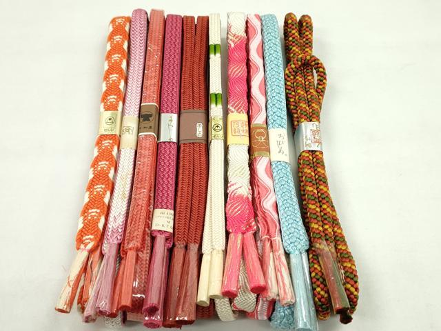 ■■■　商品詳細　■■■ 【未使用】 状態は参考画像のように薄い汚れがございます。 ※こちらのお品はまとめての出品となりますので、 サイズ等の詳細は記載しておりません。 ご理解の上でのご入札をお願い致します。 大変上質な逸品になります。 お安く出品致しますので、是非この機会にいかがでしょうか？ ■■■　注意事項　■■■ ■モニター発色の具合により色合いが異なる場合がございます。 ■寸法は多少の誤差が生じる場合がございますのでご了承ください。 ■縫込みの長さが左右非対称の場合は短い部分を記載しております。 左右非対称であってもご返品・お値引き等の保証は出来かねますので、ご了承の上ご購入をお願い致します。 ■シミ等のチェックには注意を払っておりますが、見落としがある場合もございますし、個人の見解も様々ですので神経質な方のご購入はお控えください。 ■箪笥に入っておりました着物や帯なので畳みシワや匂いがあるものもございます。 ■お休みは基本的に土日祝となりますが、その他臨時でお休みする場合がございますのでご了承ください。 ■商品の発送は平日のみの発送となります。 ■夜間と土曜、日曜日はお問い合わせの回答が遅れる場合がございます。 ■当店では、お直し、紋入れ、お手入れ等は承っておりません。 ■生地の状態（ヤケ、経年劣化等）によってはサイズ直しが出来ない場合がございます。 その点もどうかご了承のうえ、ご購入をお願いいたします。 ■弊社で取り扱う商品は一点ものにつき、時期や在庫状況に応じて金額が変更となる場合がございます。 ■検針は行っておりません。予めご了承いただきますようお願いいたします。 ■【洗える着物】と記載のある商品におきましては、商品お届け後に洗濯を行ってしまってからのご返品にはご対応しかねます。 念の為、専門店でのお手入れをお願いいたします。 ■着物のサイズ目安は下記を参考ください↓ ＜女性着物＞　お端折り次第で＋5cm　−1cmが着用可能サイズ 　例）身丈170cmの場合、身長160cm〜175cm ＜男性着物＞　身丈＋約25cm〜27cm程が適応身長 　例）身丈155cmの場合、身長180〜182cm