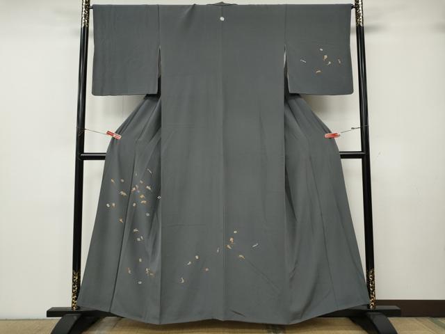 ■■■　サイズ　■■■ 身丈 157cm（肩から） 裄丈 66cm 袖丈 48cm　縫込み 6cm 袖幅 33cm 前幅 24.5cm 後幅 30.5cm 着物縫いこみ 内揚げ 10cm 裄 お袖側 約3cm　身頃側 約3cm ■■■　商品詳細　■■■ 【正絹・一つ紋】 状態は接写画像のように衿山・両袖口・衿裏・胴裏・八掛に薄い汚れがございますが その他特に目立ったシミ汚れなどもなく大変良い状態です。 大変上質な逸品になります。 お安く出品致しますので、是非この機会にいかがでしょうか？ ■■■　注意事項　■■■ ■モニター発色の具合により色合いが異なる場合がございます。 ■寸法は多少の誤差が生じる場合がございますのでご了承ください。 ■縫込みの長さが左右非対称の場合は短い部分を記載しております。 左右非対称であってもご返品・お値引き等の保証は出来かねますので、ご了承の上ご購入をお願い致します。 ■シミ等のチェックには注意を払っておりますが、見落としがある場合もございますし、個人の見解も様々ですので神経質な方のご購入はお控えください。 ■箪笥に入っておりました着物や帯なので畳みシワや匂いがあるものもございます。 ■お休みは基本的に土日祝となりますが、その他臨時でお休みする場合がございますのでご了承ください。 ■商品の発送は平日のみの発送となります。 ■夜間と土曜、日曜日はお問い合わせの回答が遅れる場合がございます。 ■当店では、お直し、紋入れ、お手入れ等は承っておりません。 ■生地の状態（ヤケ、経年劣化等）によってはサイズ直しが出来ない場合がございます。 その点もどうかご了承のうえ、ご購入をお願いいたします。 ■弊社で取り扱う商品は一点ものにつき、時期や在庫状況に応じて金額が変更となる場合がございます。 ■検針は行っておりません。予めご了承いただきますようお願いいたします。 ■【洗える着物】と記載のある商品におきましては、商品お届け後に洗濯を行ってしまってからのご返品にはご対応しかねます。 念の為、専門店でのお手入れをお願いいたします。 ■写真に写っている物が全てになります。それ以外の付属品はございませんのでご了承ください。 ■状態に関する写真につきましては、掲載可能な写真枚数に限りがあるため、各箇所につき1枚参考画像を掲載しております。 ■着物のサイズ目安は下記を参考ください↓ ＜女性着物＞　お端折り次第で＋5cm　−1cmが着用可能サイズ 　例）身丈170cmの場合、身長160cm〜175cm ＜男性着物＞　身丈＋約25cm〜27cm程が適応身長 　例）身丈155cmの場合、身長180〜182cm