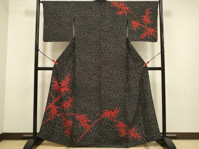 ■■■　サイズ　■■■ 身丈 162cm（肩から） 裄丈 66cm 袖丈 47.5cm　縫込み 4cm 袖幅 34cm 前幅 23.5cm 後幅 29.5cm 着物縫いこみ 内揚げ 0cm 裄 お袖側 約1cm　身頃側 約1cm ■■■　商品詳細　■■■ 【化繊・バチ衿】 状態は接写画像のように衿山に薄い汚れがございますが その他特に目立ったシミ汚れなどもなく大変良い状態です。 お安く出品致しますので、是非この機会にいかがでしょうか？※ご自身で洗濯された場合の保証はできかねます。 専門店にご相談ください。 ※若干保管臭がございます。 ■■■　注意事項　■■■ ■モニター発色の具合により色合いが異なる場合がございます。 ■寸法は多少の誤差が生じる場合がございますのでご了承ください。 ■縫込みの長さが左右非対称の場合は短い部分を記載しております。 左右非対称であってもご返品・お値引き等の保証は出来かねますので、ご了承の上ご購入をお願い致します。 ■シミ等のチェックには注意を払っておりますが、見落としがある場合もございますし、個人の見解も様々ですので神経質な方のご購入はお控えください。 ■箪笥に入っておりました着物や帯なので畳みシワや匂いがあるものもございます。 ■お休みは基本的に土日祝となりますが、その他臨時でお休みする場合がございますのでご了承ください。 ■商品の発送は平日のみの発送となります。 ■夜間と土曜、日曜日はお問い合わせの回答が遅れる場合がございます。 ■当店では、お直し、紋入れ、お手入れ等は承っておりません。 ■生地の状態（ヤケ、経年劣化等）によってはサイズ直しが出来ない場合がございます。 その点もどうかご了承のうえ、ご購入をお願いいたします。 ■弊社で取り扱う商品は一点ものにつき、時期や在庫状況に応じて金額が変更となる場合がございます。 ■検針は行っておりません。予めご了承いただきますようお願いいたします。 ■【洗える着物】と記載のある商品におきましては、商品お届け後に洗濯を行ってしまってからのご返品にはご対応しかねます。 念の為、専門店でのお手入れをお願いいたします。 ■写真に写っている物が全てになります。それ以外の付属品はございませんのでご了承ください。 ■状態に関する写真につきましては、掲載可能な写真枚数に限りがあるため、各箇所につき1枚参考画像を掲載しております。 ■着物のサイズ目安は下記を参考ください↓ ＜女性着物＞　お端折り次第で＋5cm　－1cmが着用可能サイズ 　例）身丈170cmの場合、身長160cm～175cm ＜男性着物＞　身丈＋約25cm～27cm程が適応身長 　例）身丈155cmの場合、身長180～182cm