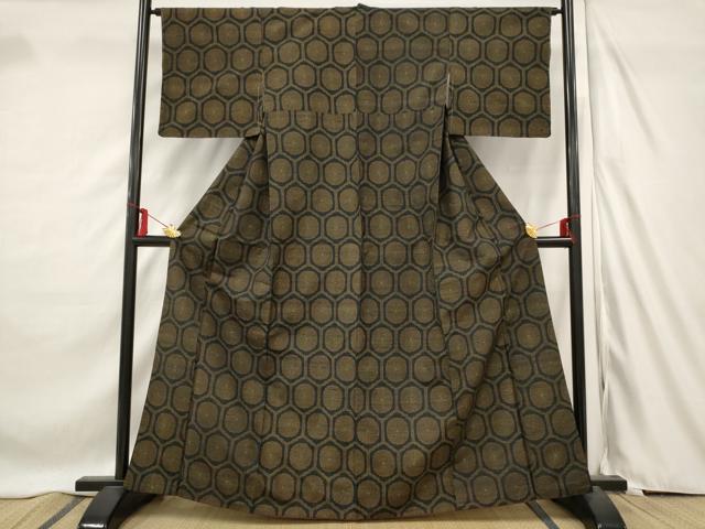 ■■■　サイズ　■■■ 身丈 163cm（肩から） 裄丈 64cm 袖丈 46cm　縫込み 3cm 袖幅 32.5cm 前幅 24.5cm 後幅 30cm 着物縫いこみ 内揚げ 0cm 裄 お袖側 約2.5cm　身頃側 約3.5cm ■■■　商品詳細　■■■ 【正絹】 状態は特に目立ったシミ汚れなどもなく大変良い状態です。 大変上質な逸品になります。 お安く出品致しますので、是非この機会にいかがでしょうか？ ■■■　注意事項　■■■ ■モニター発色の具合により色合いが異なる場合がございます。 ■寸法は多少の誤差が生じる場合がございますのでご了承ください。 ■縫込みの長さが左右非対称の場合は短い部分を記載しております。 左右非対称であってもご返品・お値引き等の保証は出来かねますので、ご了承の上ご購入をお願い致します。 ■シミ等のチェックには注意を払っておりますが、見落としがある場合もございますし、個人の見解も様々ですので神経質な方のご購入はお控えください。 ■箪笥に入っておりました着物や帯なので畳みシワや匂いがあるものもございます。 ■お休みは基本的に土日祝となりますが、その他臨時でお休みする場合がございますのでご了承ください。 ■商品の発送は平日のみの発送となります。 ■夜間と土曜、日曜日はお問い合わせの回答が遅れる場合がございます。 ■当店では、お直し、紋入れ、お手入れ等は承っておりません。 ■生地の状態（ヤケ、経年劣化等）によってはサイズ直しが出来ない場合がございます。 その点もどうかご了承のうえ、ご購入をお願いいたします。 ■弊社で取り扱う商品は一点ものにつき、時期や在庫状況に応じて金額が変更となる場合がございます。 ■検針は行っておりません。予めご了承いただきますようお願いいたします。 ■【洗える着物】と記載のある商品におきましては、商品お届け後に洗濯を行ってしまってからのご返品にはご対応しかねます。 念の為、専門店でのお手入れをお願いいたします。 ■着物のサイズ目安は下記を参考ください↓ ＜女性着物＞　お端折り次第で＋5cm　−1cmが着用可能サイズ 　例）身丈170cmの場合、身長160cm〜175cm ＜男性着物＞　身丈＋約25cm〜27cm程が適応身長 　例）身丈155cmの場合、身長180〜182cm