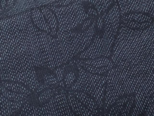 ■■■　サイズ　■■■ 身丈 157cm（肩から） 裄丈 64cm 袖丈 44cm　縫込み 5cm 袖幅 33cm 前幅 24cm 後幅 30cm 着物縫いこみ 内揚げ 5cm 裄 お袖側 約4cm　身頃側 約3cm ■■■　商品詳細　■■■ 【正絹】 状態は特に目立ったシミ汚れなどもなく大変良い状態です。 大変上質な逸品になります。 お安く出品致しますので、是非この機会にいかがでしょうか？ ■■■　注意事項　■■■ ■モニター発色の具合により色合いが異なる場合がございます。 ■寸法は多少の誤差が生じる場合がございますのでご了承ください。 ■縫込みの長さが左右非対称の場合は短い部分を記載しております。 左右非対称であってもご返品・お値引き等の保証は出来かねますので、ご了承の上ご購入をお願い致します。 ■シミ等のチェックには注意を払っておりますが、見落としがある場合もございますし、個人の見解も様々ですので神経質な方のご購入はお控えください。 ■箪笥に入っておりました着物や帯なので畳みシワや匂いがあるものもございます。 ■お休みは基本的に土日祝となりますが、その他臨時でお休みする場合がございますのでご了承ください。 ■商品の発送は平日のみの発送となります。 ■夜間と土曜、日曜日はお問い合わせの回答が遅れる場合がございます。 ■当店では、お直し、紋入れ、お手入れ等は承っておりません。 ■生地の状態（ヤケ、経年劣化等）によってはサイズ直しが出来ない場合がございます。 その点もどうかご了承のうえ、ご購入をお願いいたします。 ■弊社で取り扱う商品は一点ものにつき、時期や在庫状況に応じて金額が変更となる場合がございます。 ■検針は行っておりません。予めご了承いただきますようお願いいたします。 ■【洗える着物】と記載のある商品におきましては、商品お届け後に洗濯を行ってしまってからのご返品にはご対応しかねます。 念の為、専門店でのお手入れをお願いいたします。 ■着物のサイズ目安は下記を参考ください↓ ＜女性着物＞　お端折り次第で＋5cm　−1cmが着用可能サイズ 　例）身丈170cmの場合、身長160cm〜175cm ＜男性着物＞　身丈＋約25cm〜27cm程が適応身長 　例）身丈155cmの場合、身長180〜182cm