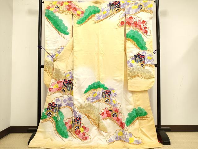 ■■■　サイズ　■■■ 身丈 176cm（肩から） 裄丈 65cm 袖丈 106cm　縫込み 2cm 袖幅 32cm 前幅 24.5cm 後幅 30cm 着物縫いこみ 内揚げ 0cm 裄 お袖側 約0cm　身頃側 約1.5cm ■■■　商品詳細　■■■ 【正絹】 状態は接写画像のように上前・左袖・右袖・衿・後身頃に薄い汚れがございますが その他特に目立ったシミ汚れなどもなく大変良い状態です。 大変上質な逸品になります。 お安く出品致しますので、是非この機会にいかがでしょうか？ ■■■　注意事項　■■■ ■モニター発色の具合により色合いが異なる場合がございます。 ■寸法は多少の誤差が生じる場合がございますのでご了承ください。 ■縫込みの長さが左右非対称の場合は短い部分を記載しております。 左右非対称であってもご返品・お値引き等の保証は出来かねますので、ご了承の上ご購入をお願い致します。 ■シミ等のチェックには注意を払っておりますが、見落としがある場合もございますし、個人の見解も様々ですので神経質な方のご購入はお控えください。 ■箪笥に入っておりました着物や帯なので畳みシワや匂いがあるものもございます。 ■お休みは基本的に土日祝となりますが、その他臨時でお休みする場合がございますのでご了承ください。 ■商品の発送は平日のみの発送となります。 ■夜間と土曜、日曜日はお問い合わせの回答が遅れる場合がございます。 ■当店では、お直し、紋入れ、お手入れ等は承っておりません。 ■生地の状態（ヤケ、経年劣化等）によってはサイズ直しが出来ない場合がございます。 その点もどうかご了承のうえ、ご購入をお願いいたします。 ■弊社で取り扱う商品は一点ものにつき、時期や在庫状況に応じて金額が変更となる場合がございます。 ■検針は行っておりません。予めご了承いただきますようお願いいたします。 ■【洗える着物】と記載のある商品におきましては、商品お届け後に洗濯を行ってしまってからのご返品にはご対応しかねます。 念の為、専門店でのお手入れをお願いいたします。 ■写真に写っている物が全てになります。 それ以外の付属品はございませんのでご了承ください。 ■状態に関する写真につきましては、掲載可能な写真枚数に限りがあるため、 各箇所につき1枚参考画像を掲載しております。 ■着物のサイズ目安は下記を参考ください↓ ＜女性着物＞　お端折り次第で＋5cm　−10cmが着用可能サイズ 　例）身丈170cmの場合、身長160cm〜175cm ＜男性着物＞　身丈＋約25cm〜27cm程が適応身長 　例）身丈155cmの場合、身長180cm〜182cm
