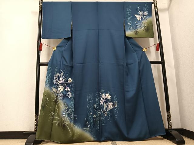 ■■■　サイズ　■■■ 身丈 162cm（肩から） 裄丈 66cm 袖丈 47.5cm　縫込み 5cm 袖幅 34cm 前幅 24cm 後幅 30cm 着物縫いこみ 内揚げ 2cm 裄 お袖側 約0cm　身頃側 約0cm ■■■　商品詳細　■■■ 【正絹】 状態は特に目立ったシミ汚れなどもなく大変良い状態です。 大変上質な逸品になります。 お安く出品致しますので、是非この機会にいかがでしょうか？ ■■■　注意事項　■■■ ■モニター発色の具合により色合いが異なる場合がございます。 ■寸法は多少の誤差が生じる場合がございますのでご了承ください。 ■縫込みの長さが左右非対称の場合は短い部分を記載しております。 左右非対称であってもご返品・お値引き等の保証は出来かねますので、ご了承の上ご購入をお願い致します。 ■シミ等のチェックには注意を払っておりますが、見落としがある場合もございますし、個人の見解も様々ですので神経質な方のご購入はお控えください。 ■箪笥に入っておりました着物や帯なので畳みシワや匂いがあるものもございます。 ■お休みは基本的に土日祝となりますが、その他臨時でお休みする場合がございますのでご了承ください。 ■商品の発送は平日のみの発送となります。 ■夜間と土曜、日曜日はお問い合わせの回答が遅れる場合がございます。 ■当店では、お直し、紋入れ、お手入れ等は承っておりません。 ■生地の状態（ヤケ、経年劣化等）によってはサイズ直しが出来ない場合がございます。 その点もどうかご了承のうえ、ご購入をお願いいたします。 ■弊社で取り扱う商品は一点ものにつき、時期や在庫状況に応じて金額が変更となる場合がございます。 ■検針は行っておりません。予めご了承いただきますようお願いいたします。 ■【洗える着物】と記載のある商品におきましては、商品お届け後に洗濯を行ってしまってからのご返品にはご対応しかねます。 念の為、専門店でのお手入れをお願いいたします。 ■写真に写っている物が全てになります。それ以外の付属品はございませんのでご了承ください。 ■状態に関する写真につきましては、掲載可能な写真枚数に限りがあるため、各箇所につき1枚参考画像を掲載しております。 ■着物のサイズ目安は下記を参考ください↓ ＜女性着物＞　お端折り次第で＋5cm　－1cmが着用可能サイズ 　例）身丈170cmの場合、身長160cm～175cm ＜男性着物＞　身丈＋約25cm～27cm程が適応身長 　例）身丈155cmの場合、身長180～182cm