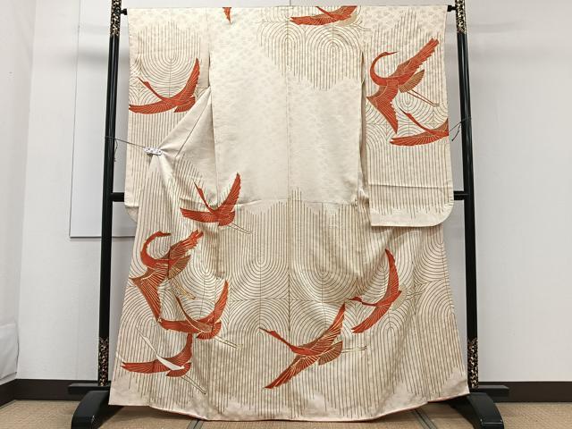 ■■■　サイズ　■■■ 身丈 164.5cm（肩から） 裄丈 64.5cm 袖丈 90.5cm　縫込み 5cm 袖幅 32.5cm 前幅 24cm 後幅 30cm 着物縫いこみ 内揚げ 0cm 裄 お袖側 約3cm　身頃側 約1cm ■■■　商品詳細　■■■ 【正絹】 状態は画像を添付しておりますので、そちらをご確認下さいますよう宜しくお願い致します。 大変上質な逸品になります。 お安く出品致しますので、是非この機会にいかがでしょうか？ ■■■　注意事項　■■■ ■モニター発色の具合により色合いが異なる場合がございます。 ■寸法は多少の誤差が生じる場合がございますのでご了承ください。 ■縫込みの長さが左右非対称の場合は短い部分を記載しております。 左右非対称であってもご返品・お値引き等の保証は出来かねますので、ご了承の上ご購入をお願い致します。 ■シミ等のチェックには注意を払っておりますが、見落としがある場合もございますし、個人の見解も様々ですので神経質な方のご購入はお控えください。 ■箪笥に入っておりました着物や帯なので畳みシワや匂いがあるものもございます。 ■お休みは基本的に土日祝となりますが、その他臨時でお休みする場合がございますのでご了承ください。 ■商品の発送は平日のみの発送となります。 ■夜間と土曜、日曜日はお問い合わせの回答が遅れる場合がございます。 ■当店では、お直し、紋入れ、お手入れ等は承っておりません。 ■生地の状態（ヤケ、経年劣化等）によってはサイズ直しが出来ない場合がございます。 その点もどうかご了承のうえ、ご購入をお願いいたします。 ■弊社で取り扱う商品は一点ものにつき、時期や在庫状況に応じて金額が変更となる場合がございます。 ■検針は行っておりません。予めご了承いただきますようお願いいたします。 ■【洗える着物】と記載のある商品におきましては、商品お届け後に洗濯を行ってしまってからのご返品にはご対応しかねます。 念の為、専門店でのお手入れをお願いいたします。 ■着物のサイズ目安は下記を参考ください↓ ＜女性着物＞　お端折り次第で＋5cm　−1cmが着用可能サイズ 　例）身丈170cmの場合、身長160cm〜175cm ＜男性着物＞　身丈＋約25cm〜27cm程が適応身長 　例）身丈155cmの場合、身長180〜182cm