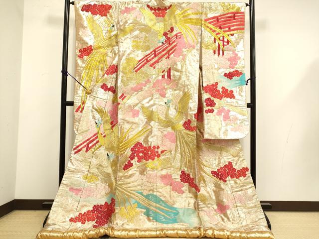 ■■■　サイズ　■■■ 身丈 179cm（肩から） 裄丈 64cm 袖丈 103.5cm　縫込み 6cm 袖幅 32cm 前幅 26.5cm 後幅 32cm 着物縫いこみ 内揚げ 0cm 裄 お袖側 約1cm　身頃側 約1.5cm ■■■　商品詳細　■■■ 【正絹】 状態は接写画像のように表地所々に薄い汚れ、肩山に若干のスレがございます。 大変上質な逸品になりますのでぜひお手入れをされてお召しになられてはいかがでしょうか。 お安く出品致しますので、是非この機会にいかがでしょうか？ ■■■　注意事項　■■■ ■モニター発色の具合により色合いが異なる場合がございます。 ■寸法は多少の誤差が生じる場合がございますのでご了承ください。 ■縫込みの長さが左右非対称の場合は短い部分を記載しております。 左右非対称であってもご返品・お値引き等の保証は出来かねますので、ご了承の上ご購入をお願い致します。 ■シミ等のチェックには注意を払っておりますが、見落としがある場合もございますし、個人の見解も様々ですので神経質な方のご購入はお控えください。 ■箪笥に入っておりました着物や帯なので畳みシワや匂いがあるものもございます。 ■お休みは基本的に土日祝となりますが、その他臨時でお休みする場合がございますのでご了承ください。 ■商品の発送は平日のみの発送となります。 ■夜間と土曜、日曜日はお問い合わせの回答が遅れる場合がございます。 ■当店では、お直し、紋入れ、お手入れ等は承っておりません。 ■生地の状態（ヤケ、経年劣化等）によってはサイズ直しが出来ない場合がございます。 その点もどうかご了承のうえ、ご購入をお願いいたします。 ■弊社で取り扱う商品は一点ものにつき、時期や在庫状況に応じて金額が変更となる場合がございます。 ■検針は行っておりません。予めご了承いただきますようお願いいたします。 ■【洗える着物】と記載のある商品におきましては、商品お届け後に洗濯を行ってしまってからのご返品にはご対応しかねます。 念の為、専門店でのお手入れをお願いいたします。 ■写真に写っている物が全てになります。 それ以外の付属品はございませんのでご了承ください。 ■状態に関する写真につきましては、掲載可能な写真枚数に限りがあるため、 各箇所につき1枚参考画像を掲載しております。 ■着物のサイズ目安は下記を参考ください↓ ＜女性着物＞　お端折り次第で＋5cm　−10cmが着用可能サイズ 　例）身丈170cmの場合、身長160cm〜175cm ＜男性着物＞　身丈＋約25cm〜27cm程が適応身長 　例）身丈155cmの場合、身長180cm〜182cm