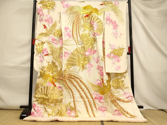 ■■■　サイズ　■■■ 身丈 181cm（肩から） 裄丈 64cm 袖丈 106cm　縫込み 7cm 袖幅 31.5cm 前幅 26.5cm 後幅 32.5cm 着物縫いこみ 内揚げ 0cm 裄 お袖側 約1.5cm　身頃側 約0cm ■■■　商品詳細　■■■ 【正絹・ふき綿仕立て】 状態は接写画像のように後身頃に糸解けと汚れ、袖口・両袖前後に薄い汚れがございますが その他特に目立ったシミ汚れなどもなく大変良い状態です。 大変上質な逸品になります。 お安く出品致しますので、是非この機会にいかがでしょうか？ ■■■　注意事項　■■■ ■モニター発色の具合により色合いが異なる場合がございます。 ■寸法は多少の誤差が生じる場合がございますのでご了承ください。 ■縫込みの長さが左右非対称の場合は短い部分を記載しております。 左右非対称であってもご返品・お値引き等の保証は出来かねますので、ご了承の上ご購入をお願い致します。 ■シミ等のチェックには注意を払っておりますが、見落としがある場合もございますし、個人の見解も様々ですので神経質な方のご購入はお控えください。 ■箪笥に入っておりました着物や帯なので畳みシワや匂いがあるものもございます。 ■お休みは基本的に土日祝となりますが、その他臨時でお休みする場合がございますのでご了承ください。 ■商品の発送は平日のみの発送となります。 ■夜間と土曜、日曜日はお問い合わせの回答が遅れる場合がございます。 ■当店では、お直し、紋入れ、お手入れ等は承っておりません。 ■生地の状態（ヤケ、経年劣化等）によってはサイズ直しが出来ない場合がございます。 その点もどうかご了承のうえ、ご購入をお願いいたします。 ■弊社で取り扱う商品は一点ものにつき、時期や在庫状況に応じて金額が変更となる場合がございます。 ■検針は行っておりません。予めご了承いただきますようお願いいたします。 ■【洗える着物】と記載のある商品におきましては、商品お届け後に洗濯を行ってしまってからのご返品にはご対応しかねます。 念の為、専門店でのお手入れをお願いいたします。 ■写真に写っている物が全てになります。 それ以外の付属品はございませんのでご了承ください。 ■状態に関する写真につきましては、掲載可能な写真枚数に限りがあるため、 各箇所につき1枚参考画像を掲載しております。 ■着物のサイズ目安は下記を参考ください↓ ＜女性着物＞　お端折り次第で＋5cm　−10cmが着用可能サイズ 　例）身丈170cmの場合、身長160cm〜175cm ＜男性着物＞　身丈＋約25cm〜27cm程が適応身長 　例）身丈155cmの場合、身長180cm〜182cm