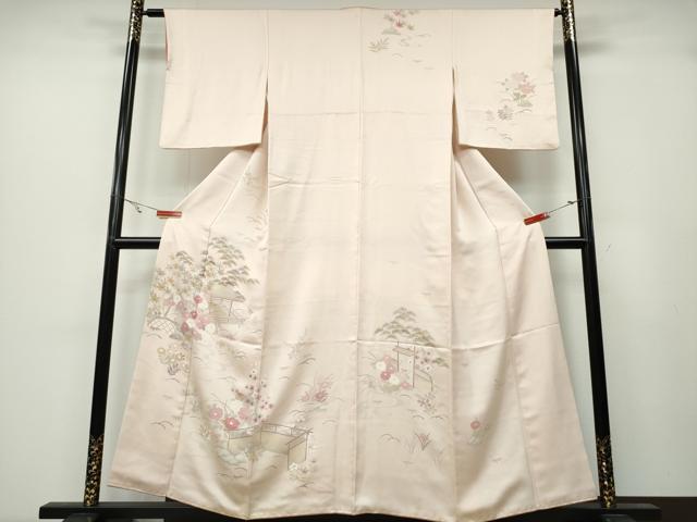■■■　サイズ　■■■ 身丈 154cm（肩から） 裄丈 63.5cm 袖丈 48cm　縫込み 6cm 袖幅 33.5cm 前幅 23cm 後幅 28.5cm 着物縫いこみ 内揚げ 6.5cm 裄 お袖側 約2.5cm　身頃側 約3.5cm ■■■　商品詳細　■■■ 【正絹】 状態は画像を添付しておりますので、そちらをご確認下さいますよう宜しくお願い致します。 大変上質な逸品になります。 お安く出品致しますので、是非この機会にいかがでしょうか？ ■■■　注意事項　■■■ ■モニター発色の具合により色合いが異なる場合がございます。 ■寸法は多少の誤差が生じる場合がございますのでご了承ください。 ■縫込みの長さが左右非対称の場合は短い部分を記載しております。 左右非対称であってもご返品・お値引き等の保証は出来かねますので、ご了承の上ご購入をお願い致します。 ■シミ等のチェックには注意を払っておりますが、見落としがある場合もございますし、個人の見解も様々ですので神経質な方のご購入はお控えください。 ■箪笥に入っておりました着物や帯なので畳みシワや匂いがあるものもございます。 ■お休みは基本的に土日祝となりますが、その他臨時でお休みする場合がございますのでご了承ください。 ■商品の発送は平日のみの発送となります。 ■夜間と土曜、日曜日はお問い合わせの回答が遅れる場合がございます。 ■当店では、お直し、紋入れ、お手入れ等は承っておりません。 ■生地の状態（ヤケ、経年劣化等）によってはサイズ直しが出来ない場合がございます。 その点もどうかご了承のうえ、ご購入をお願いいたします。 ■弊社で取り扱う商品は一点ものにつき、時期や在庫状況に応じて金額が変更となる場合がございます。 ■検針は行っておりません。予めご了承いただきますようお願いいたします。 ■【洗える着物】と記載のある商品におきましては、商品お届け後に洗濯を行ってしまってからのご返品にはご対応しかねます。 念の為、専門店でのお手入れをお願いいたします。 ■着物のサイズ目安は下記を参考ください↓ ＜女性着物＞　お端折り次第で＋5cm　−1cmが着用可能サイズ 　例）身丈170cmの場合、身長160cm〜175cm ＜男性着物＞　身丈＋約25cm〜27cm程が適応身長 　例）身丈155cmの場合、身長180〜182cm