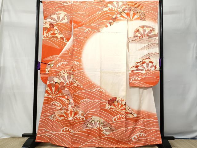 ■■■　サイズ　■■■ 身丈 163.5cm（肩から） 裄丈 66.5cm 袖丈 96cm　縫込み 4.5cm 袖幅 34cm 前幅 24.5cm 後幅 30.5cm 着物縫いこみ 内揚げ 0cm 裄 お袖側 約3cm　身頃側 約2cm ■■■　商品詳細　■■■ 【正絹】 状態は画像を添付しておりますので、そちらをご確認下さいますよう宜しくお願い致します。 大変上質な逸品になりますのでぜひお手入れをされてお召しになられてはいかがでしょうか。 お安く出品致しますので、是非この機会にいかがでしょうか？ ■■■　注意事項　■■■ ■モニター発色の具合により色合いが異なる場合がございます。 ■寸法は多少の誤差が生じる場合がございますのでご了承ください。 ■縫込みの長さが左右非対称の場合は短い部分を記載しております。 左右非対称であってもご返品・お値引き等の保証は出来かねますので、ご了承の上ご購入をお願い致します。 ■シミ等のチェックには注意を払っておりますが、見落としがある場合もございますし、個人の見解も様々ですので神経質な方のご購入はお控えください。 ■箪笥に入っておりました着物や帯なので畳みシワや匂いがあるものもございます。 ■お休みは基本的に土日祝となりますが、その他臨時でお休みする場合がございますのでご了承ください。 ■商品の発送は平日のみの発送となります。 ■夜間と土曜、日曜日はお問い合わせの回答が遅れる場合がございます。 ■当店では、お直し、紋入れ、お手入れ等は承っておりません。 ■生地の状態（ヤケ、経年劣化等）によってはサイズ直しが出来ない場合がございます。 その点もどうかご了承のうえ、ご購入をお願いいたします。 ■弊社で取り扱う商品は一点ものにつき、時期や在庫状況に応じて金額が変更となる場合がございます。 ■検針は行っておりません。予めご了承いただきますようお願いいたします。 ■【洗える着物】と記載のある商品におきましては、商品お届け後に洗濯を行ってしまってからのご返品にはご対応しかねます。 念の為、専門店でのお手入れをお願いいたします。 ■着物のサイズ目安は下記を参考ください↓ ＜女性着物＞　お端折り次第で＋5cm　−1cmが着用可能サイズ 　例）身丈170cmの場合、身長160cm〜175cm ＜男性着物＞　身丈＋約25cm〜27cm程が適応身長 　例）身丈155cmの場合、身長180〜182cm