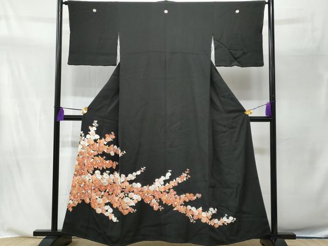 ■■■　サイズ　■■■ 身丈 159cm（肩から） 裄丈 66cm 袖丈 43.5cm　縫込み 9cm 袖幅 33.5cm 前幅 25cm 後幅 30.5cm 着物縫いこみ 内揚げ 8cm 裄 お袖側 約1cm　身頃側 約1cm ■■■　商品詳細　■■■ 【正絹・五つ紋・比翼仕立て】 状態は画像を添付しておりますので、そちらをご確認下さいますよう宜しくお願い致します。 大変上質な逸品になります。 お安く出品致しますので、是非この機会にいかがでしょうか？ ■■■　注意事項　■■■ ■モニター発色の具合により色合いが異なる場合がございます。 ■寸法は多少の誤差が生じる場合がございますのでご了承ください。 ■縫込みの長さが左右非対称の場合は短い部分を記載しております。 左右非対称であってもご返品・お値引き等の保証は出来かねますので、ご了承の上ご購入をお願い致します。 ■シミ等のチェックには注意を払っておりますが、見落としがある場合もございますし、個人の見解も様々ですので神経質な方のご購入はお控えください。 ■箪笥に入っておりました着物や帯なので畳みシワや匂いがあるものもございます。 ■お休みは基本的に土日祝となりますが、その他臨時でお休みする場合がございますのでご了承ください。 ■商品の発送は平日のみの発送となります。 ■夜間と土曜、日曜日はお問い合わせの回答が遅れる場合がございます。 ■当店では、お直し、紋入れ、お手入れ等は承っておりません。 ■生地の状態（ヤケ、経年劣化等）によってはサイズ直しが出来ない場合がございます。 その点もどうかご了承のうえ、ご購入をお願いいたします。 ■弊社で取り扱う商品は一点ものにつき、時期や在庫状況に応じて金額が変更となる場合がございます。 ■検針は行っておりません。予めご了承いただきますようお願いいたします。 ■【洗える着物】と記載のある商品におきましては、商品お届け後に洗濯を行ってしまってからのご返品にはご対応しかねます。 念の為、専門店でのお手入れをお願いいたします。 ■着物のサイズ目安は下記を参考ください↓ ＜女性着物＞　お端折り次第で＋5cm　−1cmが着用可能サイズ 　例）身丈170cmの場合、身長160cm〜175cm ＜男性着物＞　身丈＋約25cm〜27cm程が適応身長 　例）身丈155cmの場合、身長180〜182cm